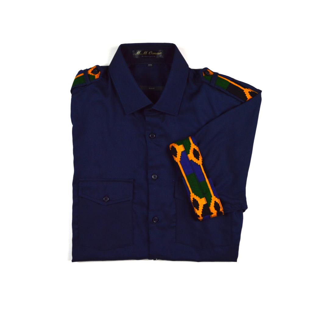 Blau schwarz gemustertes Hemd mit afrikanischen Waxdruckmuster