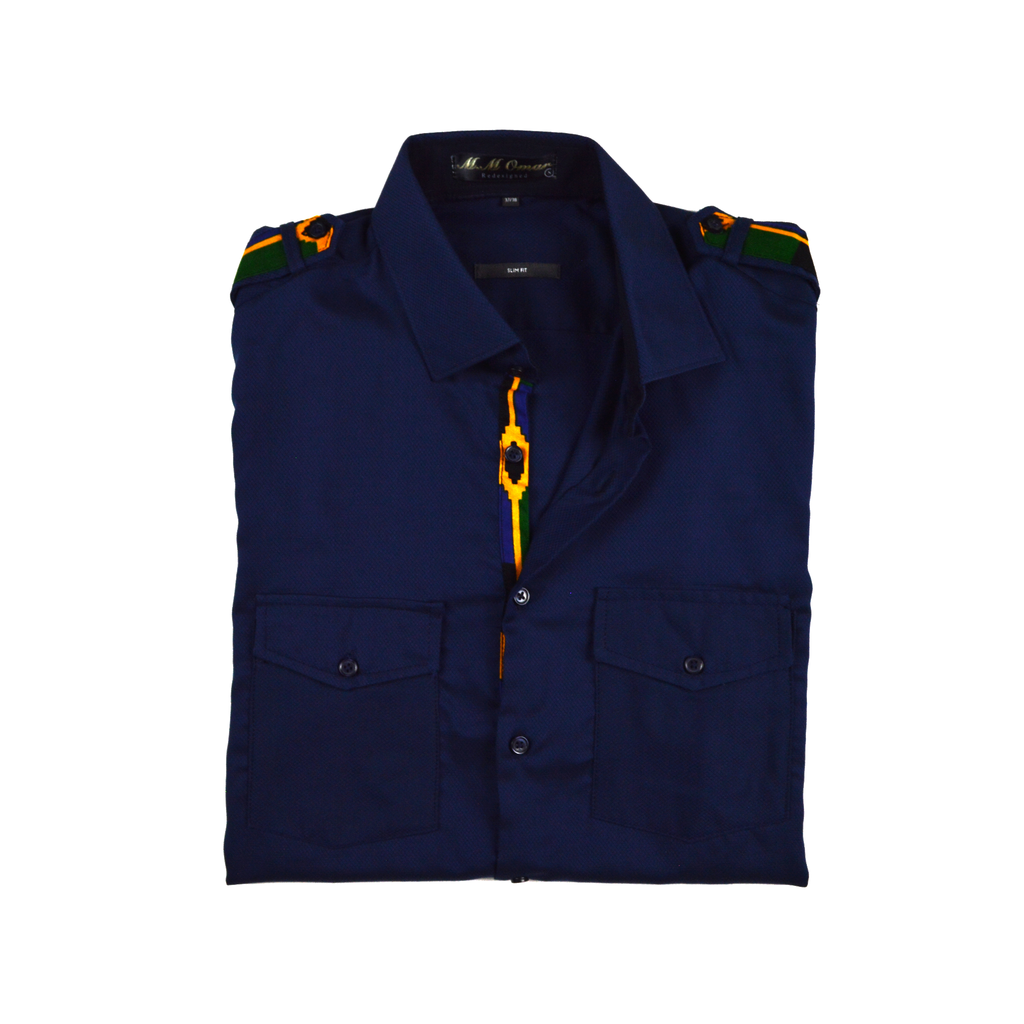 Blau schwarz gemustertes Hemd mit afrikanischen Waxdruckmuster