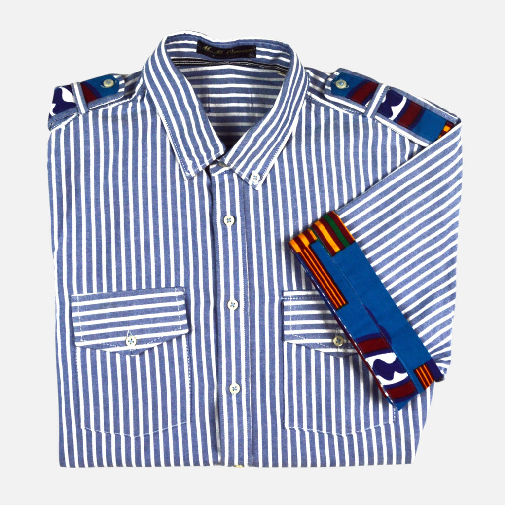 Afari Hemd – Detailaufnahme der Schulterklappe und Manschetteninnenseite mit Waxdruckmuster (Flatlay auf weißem Hintergrund)