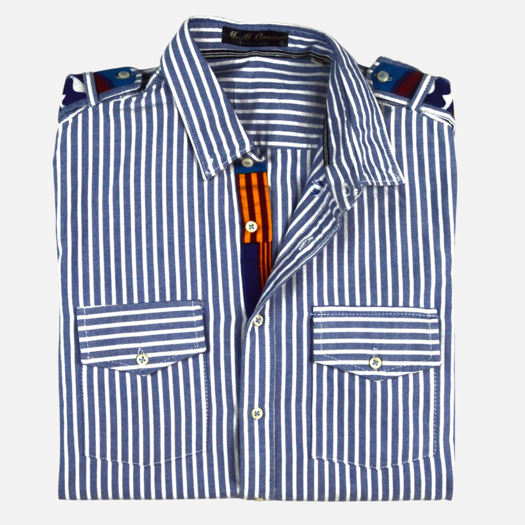 Afari Hemd – Detailaufnahme der Knopfleiste und Schulterklappe (Flatlay auf weißem Hintergrund)