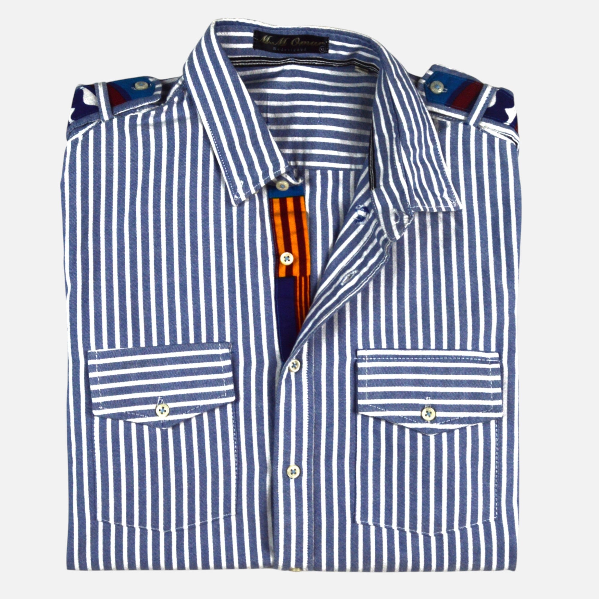 Afari Hemd – Detailaufnahme der Knopfleiste und Schulterklappe (Flatlay auf weißem Hintergrund)