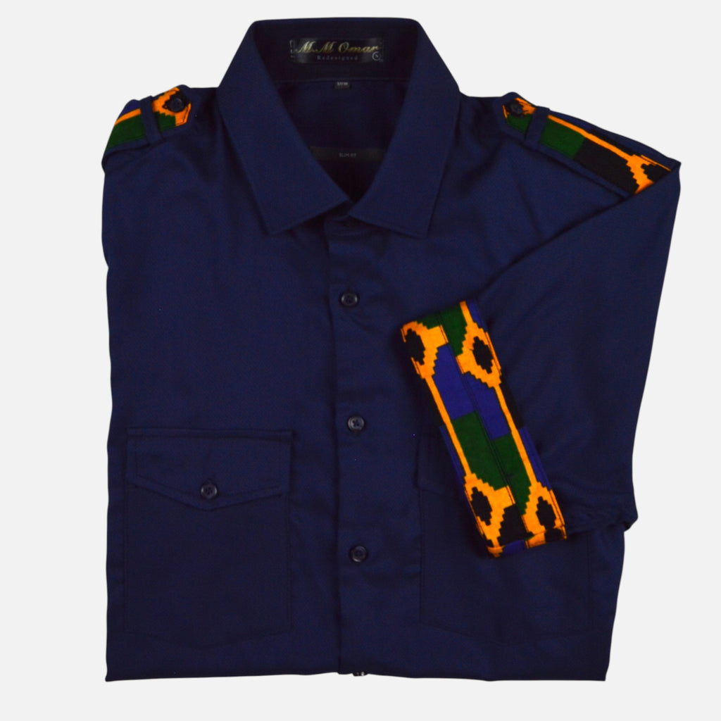 Afari Hemd – Detailaufnahme der Schulterklappe und Manschetteninnenseite mit Waxdruckmuster (Flatlay auf weißem Hintergrund)