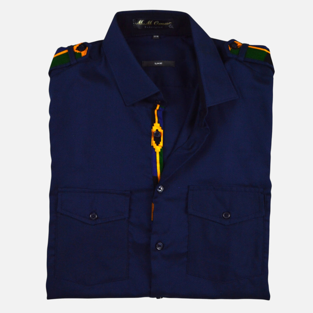 Afari Hemd – Detailaufnahme der Knopfleiste und Schulterklappe (Flatlay auf weißem Hintergrund)