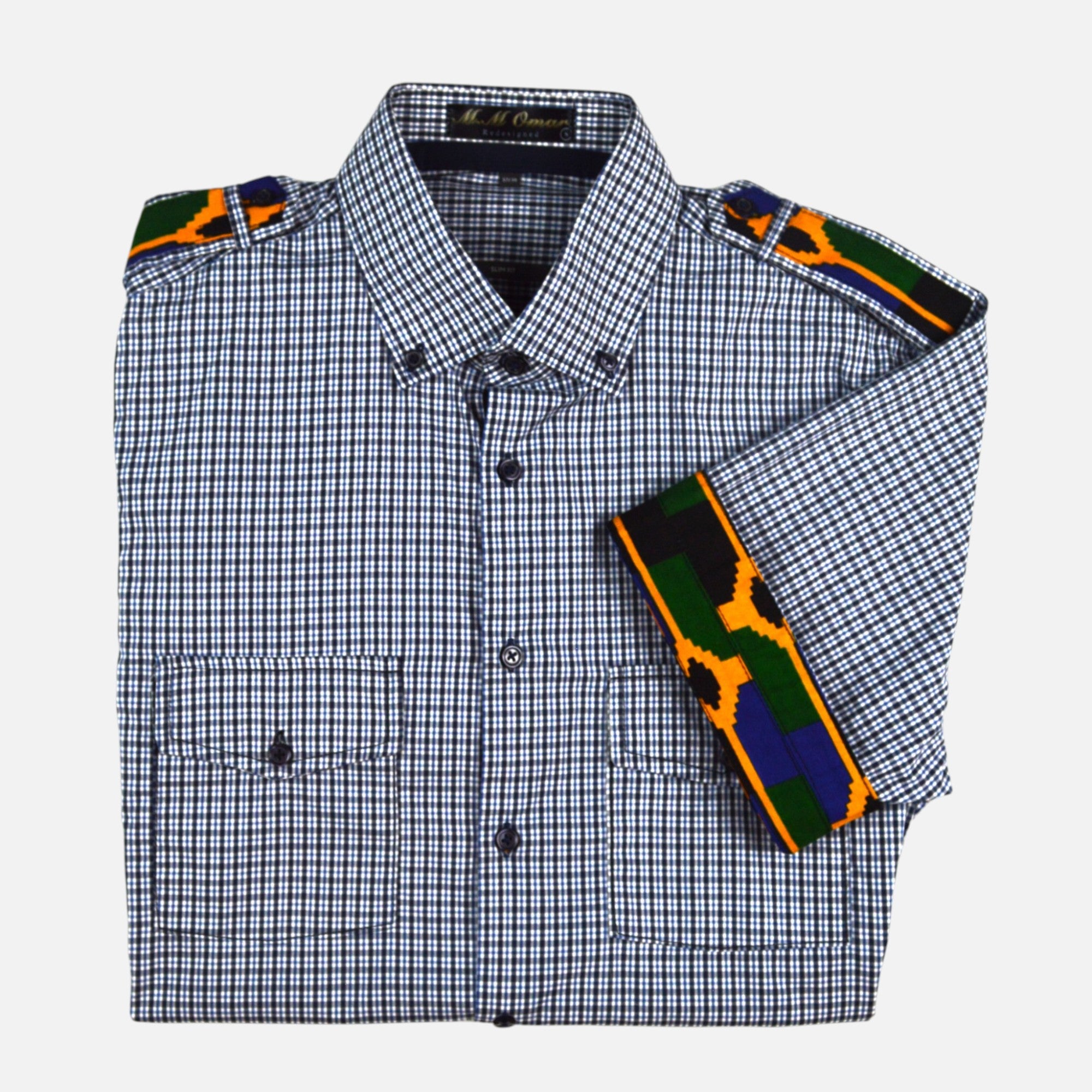 Afari Hemd – Detailaufnahme der Schulterklappe und Manschetteninnenseite mit Waxdruckmuster (Flatlay auf weißem Hintergrund)