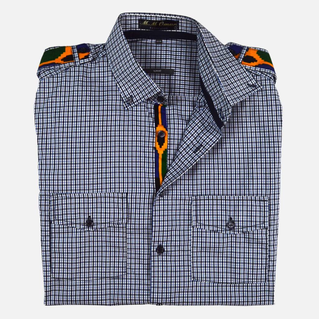 Afari Hemd – Detailaufnahme der Knopfleiste und Schulterklappe (Flatlay auf weißem Hintergrund)