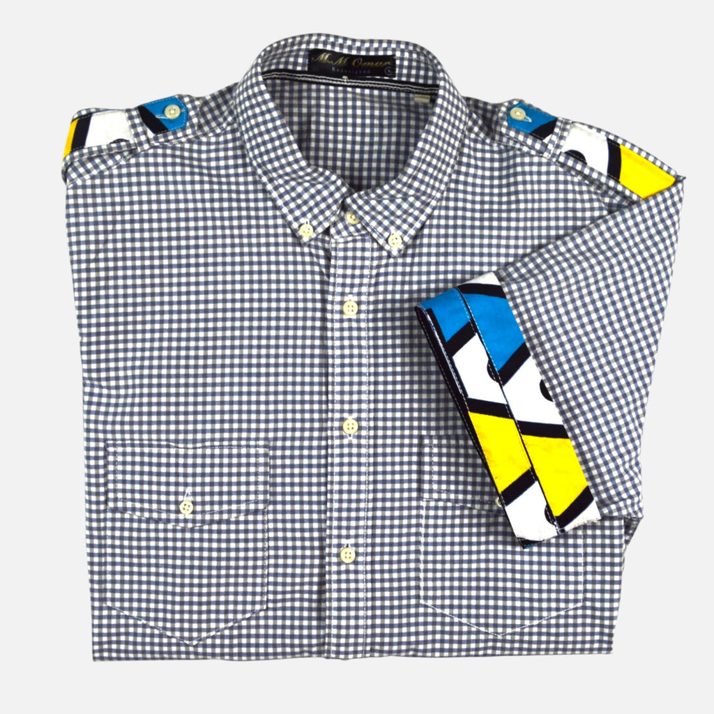 Afari Hemd – Detailaufnahme der Schulterklappe und Manschetteninnenseite mit Waxdruckmuster (Flatlay auf weißem Hintergrund)