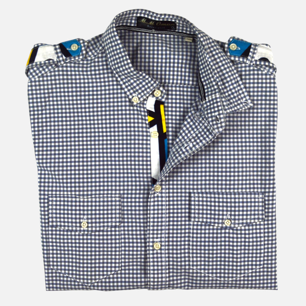 Afari Hemd – Detailaufnahme der Knopfleiste und Schulterklappe (Flatlay auf weißem Hintergrund)