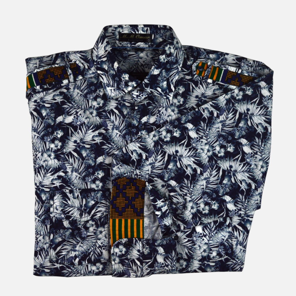 Afari Hemd – Detailaufnahme der Schulterklappe und Manschetteninnenseite mit Waxdruckmuster (Flatlay auf weißem Hintergrund)