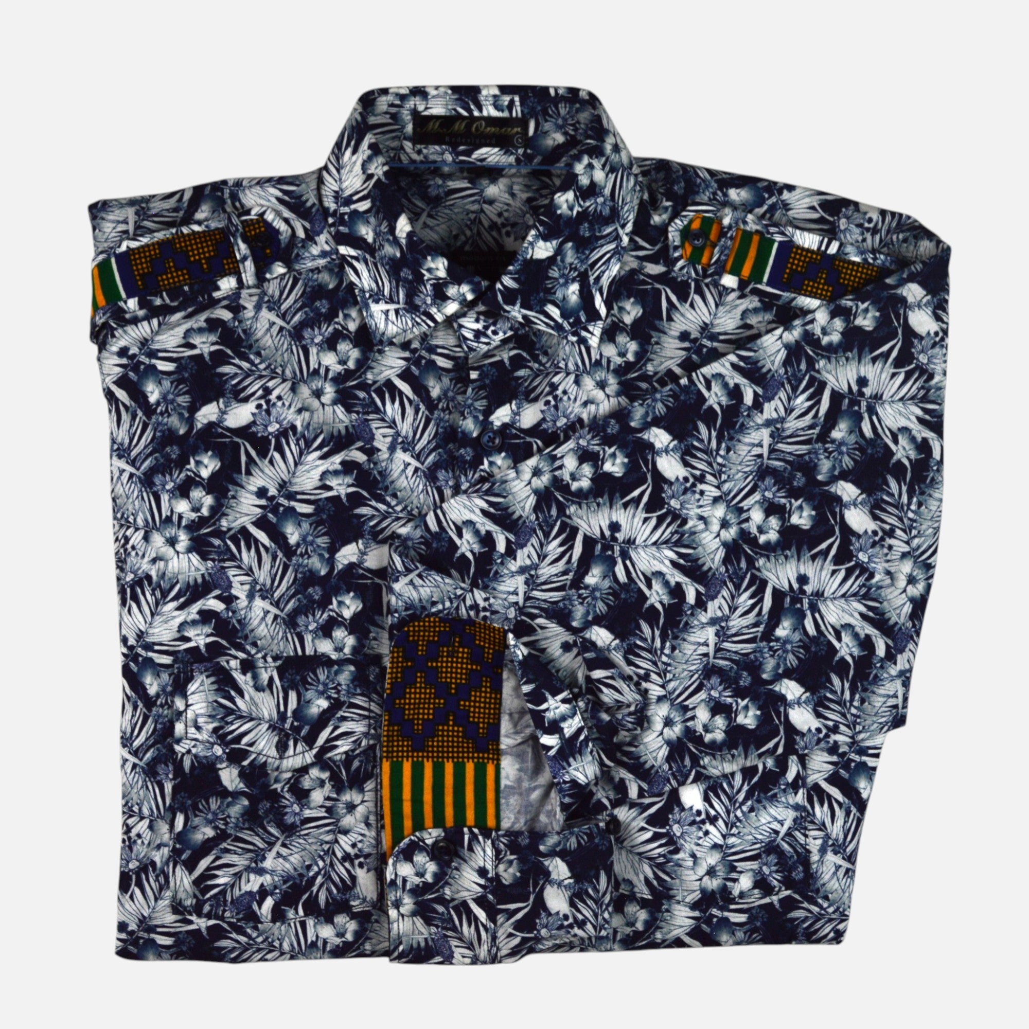 Afari Hemd – Detailaufnahme der Schulterklappe und Manschetteninnenseite mit Waxdruckmuster (Flatlay auf weißem Hintergrund)