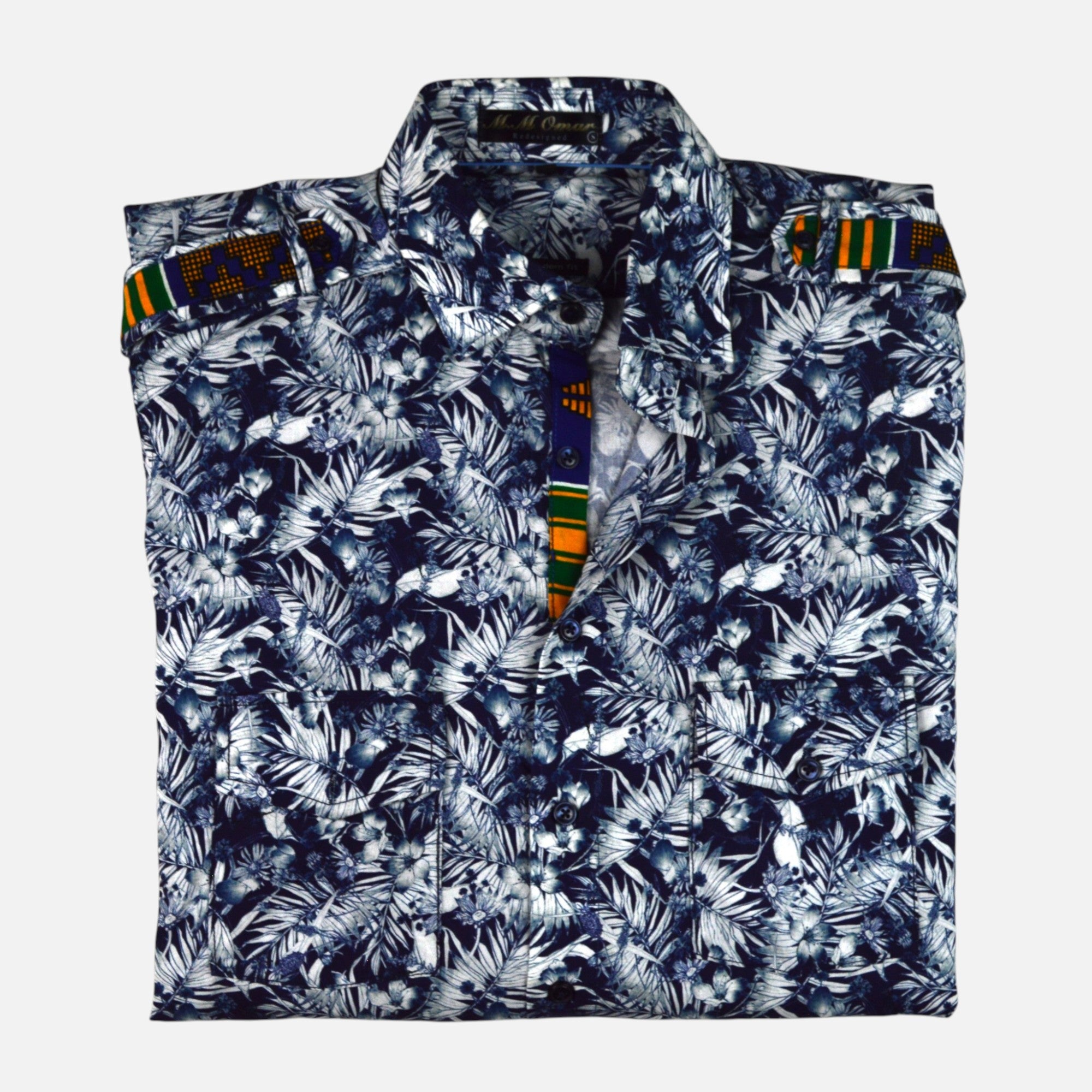 Afari Hemd – Detailaufnahme der Knopfleiste und Schulterklappe (Flatlay auf weißem Hintergrund)