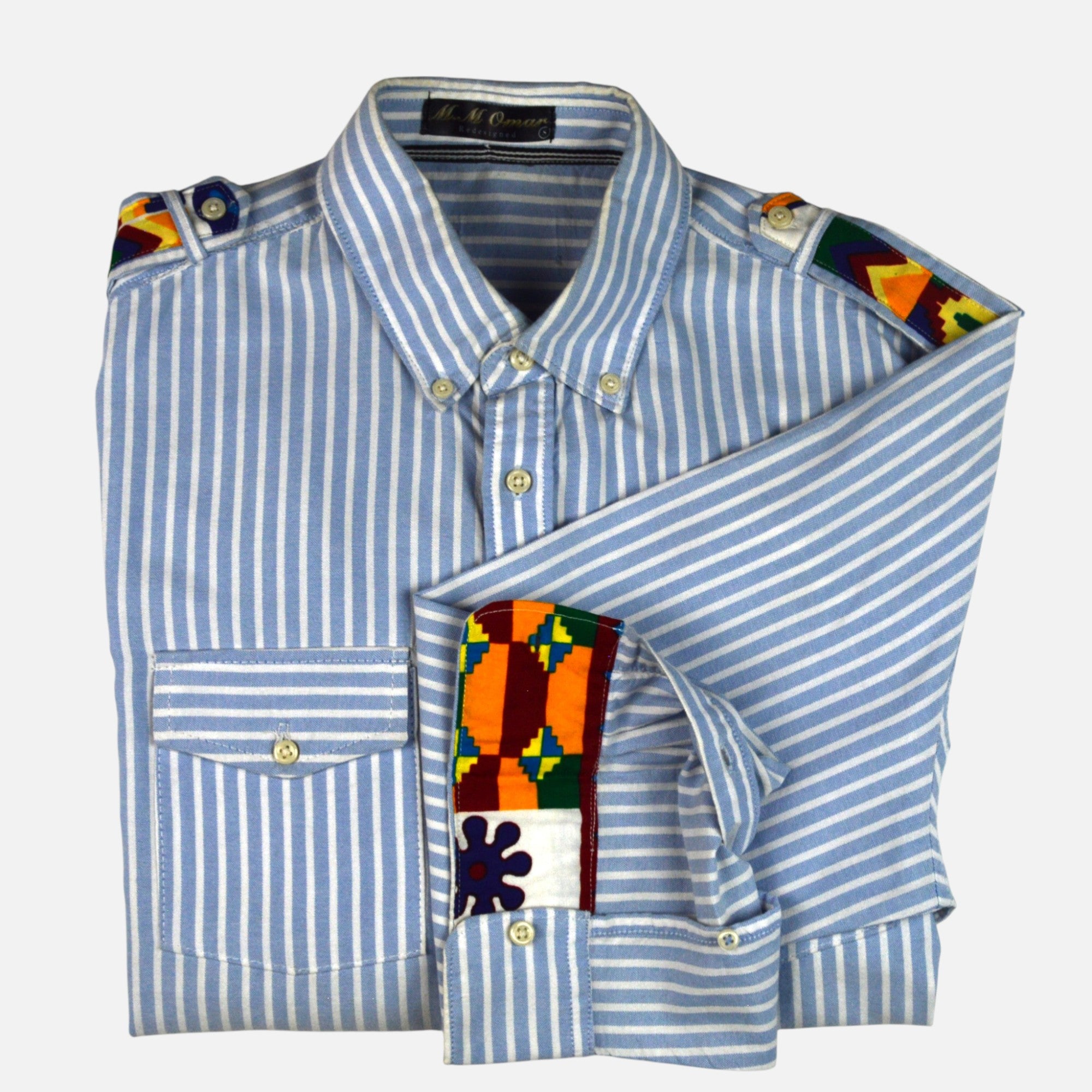 Afari Hemd – Detailaufnahme der Schulterklappe und Manschetteninnenseite mit Waxdruckmuster (Flatlay auf weißem Hintergrund)