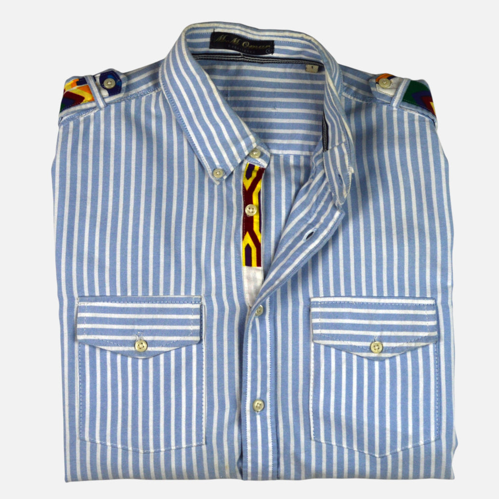 Afari Hemd – Detailaufnahme der Knopfleiste und Schulterklappe (Flatlay auf weißem Hintergrund)