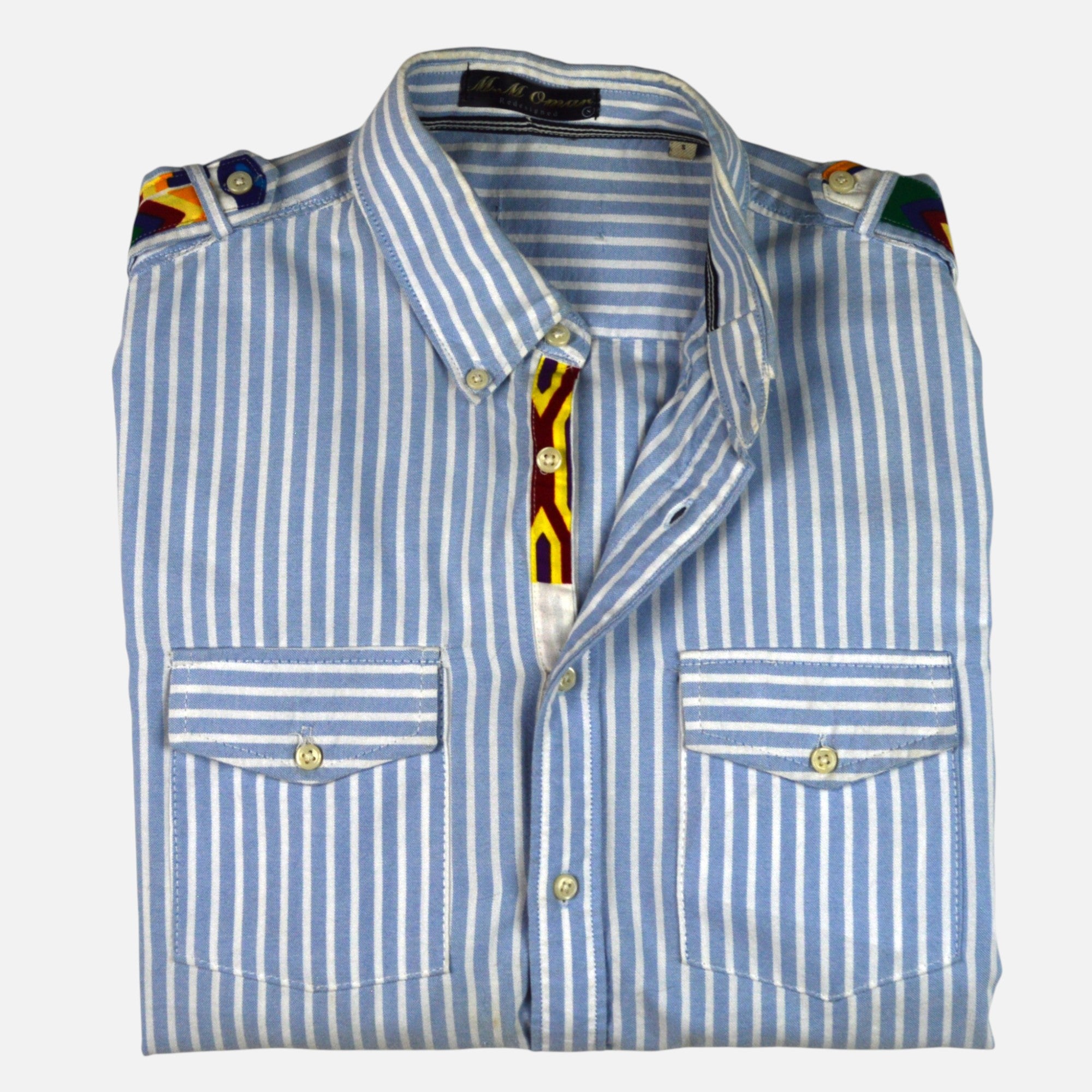 Afari Hemd – Detailaufnahme der Knopfleiste und Schulterklappe (Flatlay auf weißem Hintergrund)