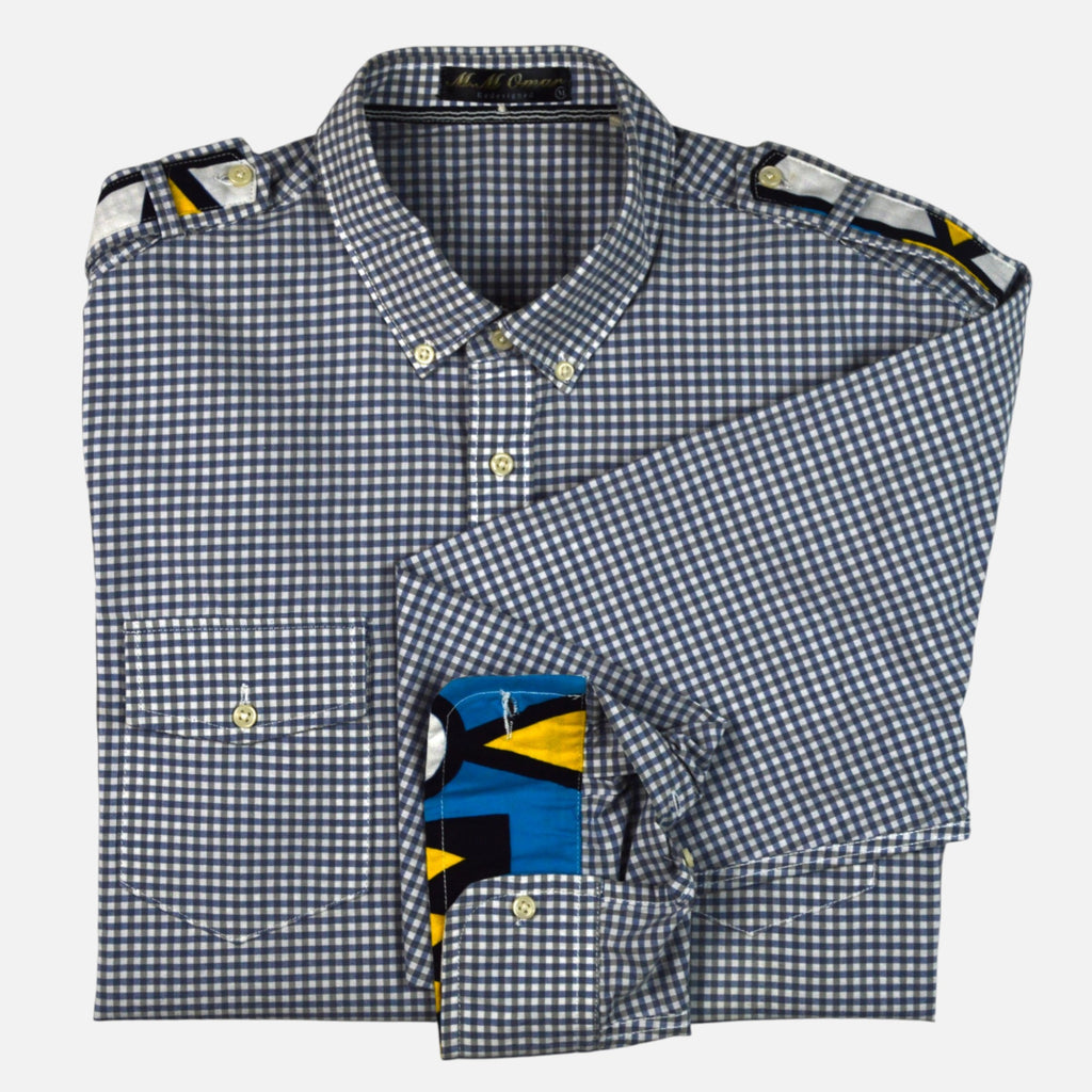 Afari Hemd – Detailaufnahme der Schulterklappe und Manschetteninnenseite mit Waxdruckmuster (Flatlay auf weißem Hintergrund)