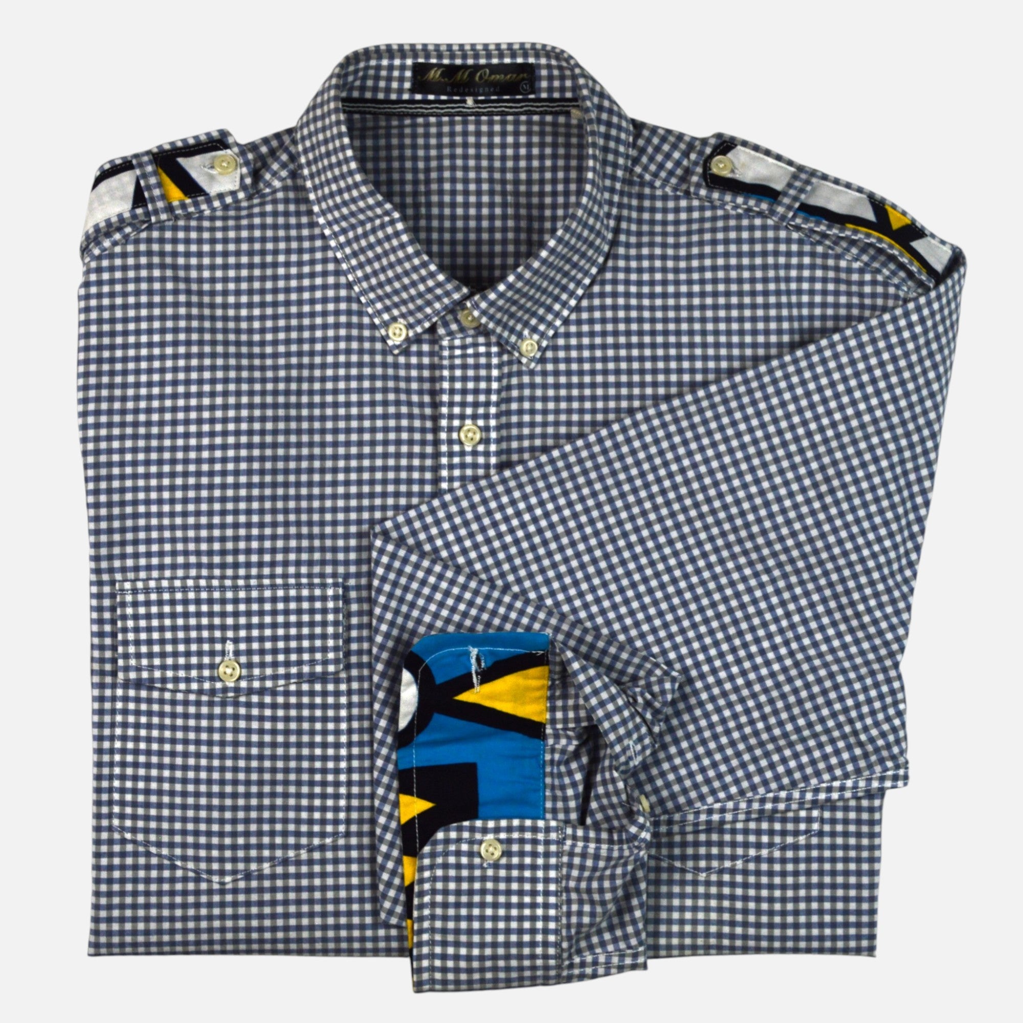 Afari Hemd – Detailaufnahme der Schulterklappe und Manschetteninnenseite mit Waxdruckmuster (Flatlay auf weißem Hintergrund)