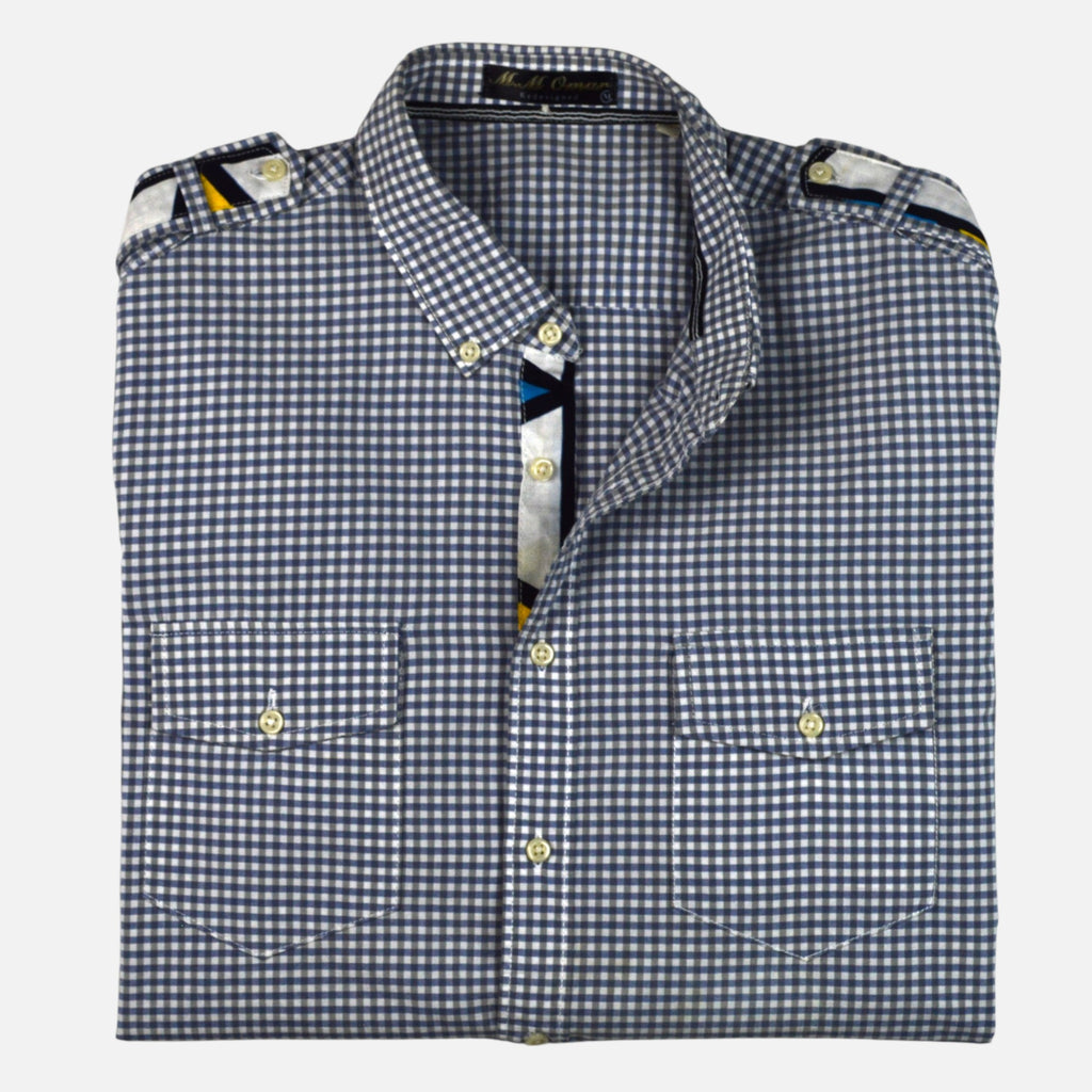 Afari Hemd – Detailaufnahme der Knopfleiste und Schulterklappe (Flatlay auf weißem Hintergrund)