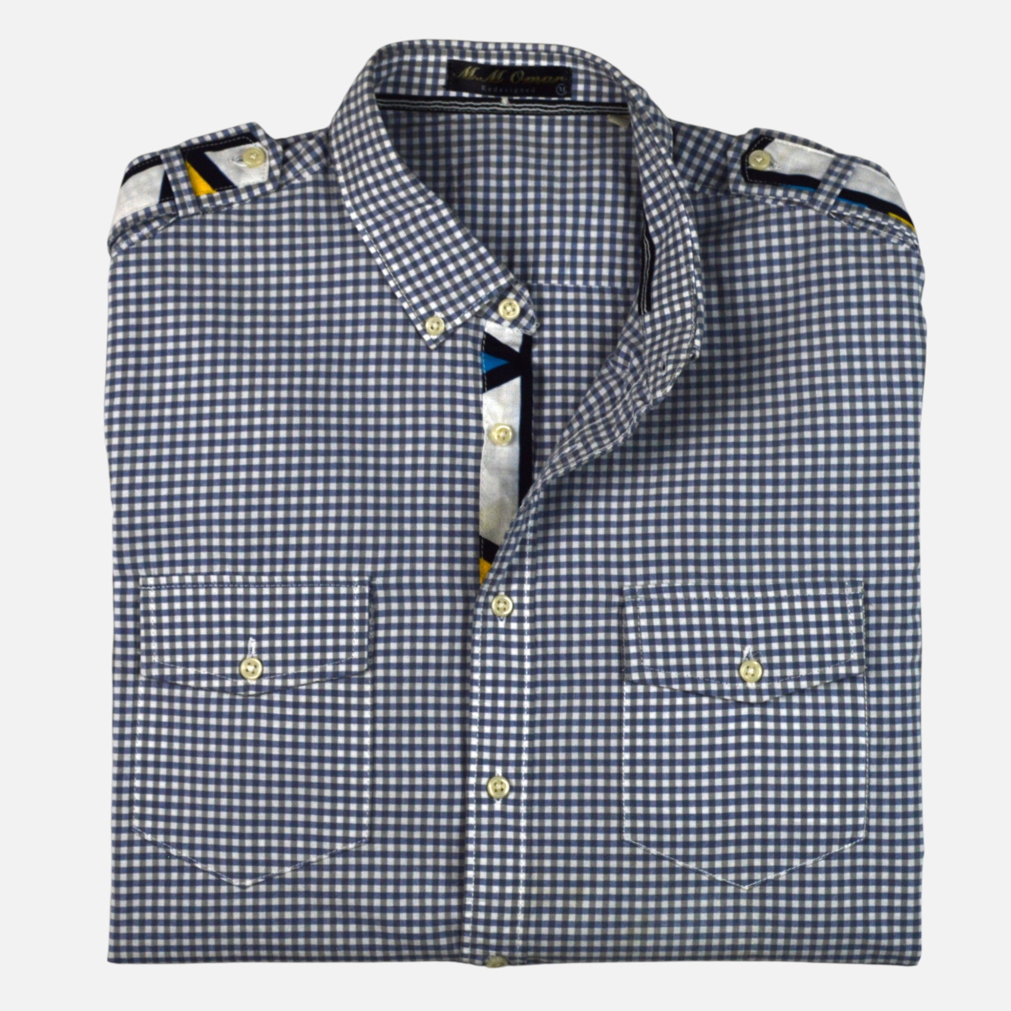 Afari Hemd – Detailaufnahme der Knopfleiste und Schulterklappe (Flatlay auf weißem Hintergrund)