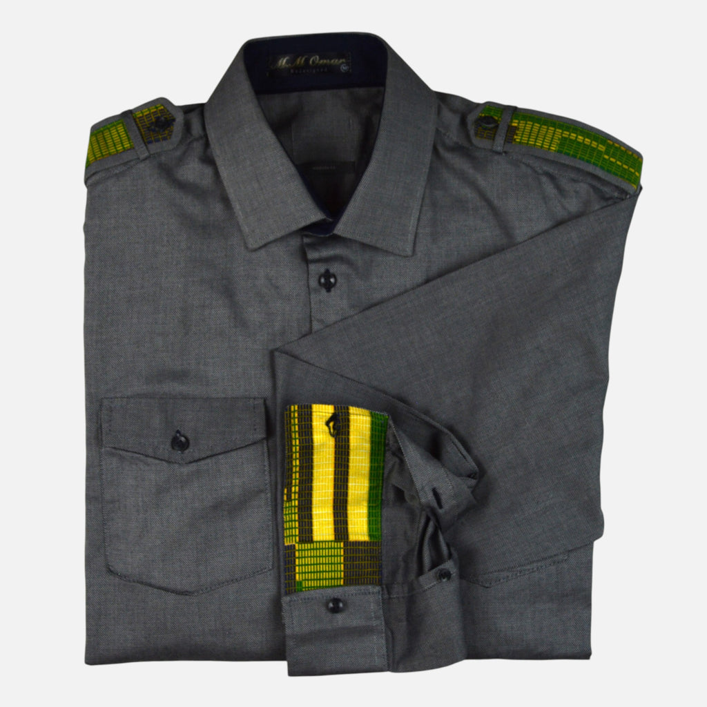 Afari Hemd – Detailaufnahme der Schulterklappe und Manschetteninnenseite mit Waxdruckmuster (Flatlay auf weißem Hintergrund)