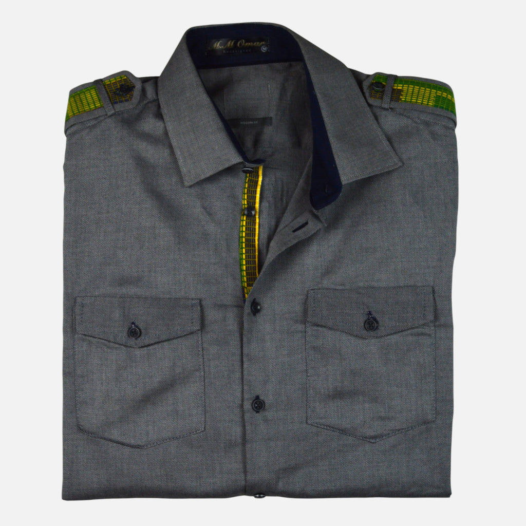 Afari Hemd – Detailaufnahme der Knopfleiste und Schulterklappe (Flatlay auf weißem Hintergrund)