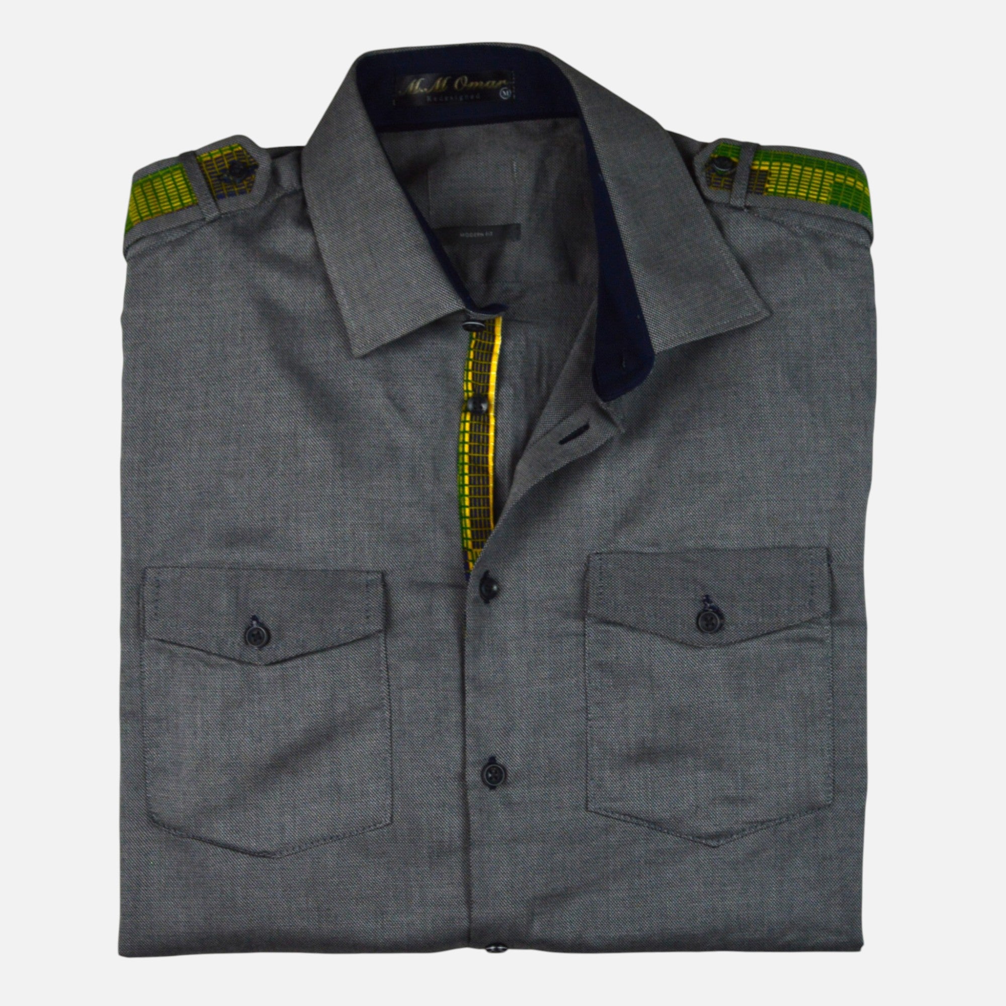 Afari Hemd – Detailaufnahme der Knopfleiste und Schulterklappe (Flatlay auf weißem Hintergrund)