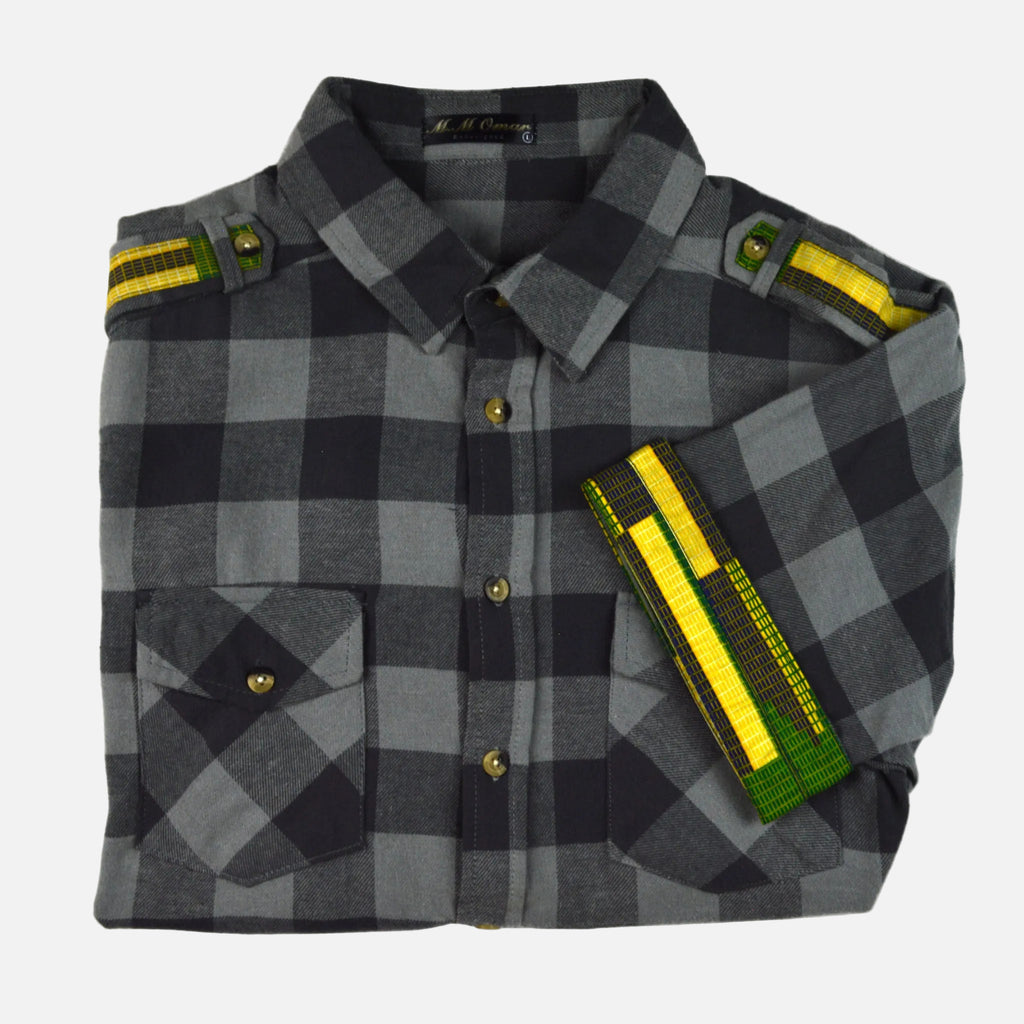 Afari Hemd – Detailaufnahme der Schulterklappe und Manschetteninnenseite mit Waxdruckmuster (Flatlay auf weißem Hintergrund)