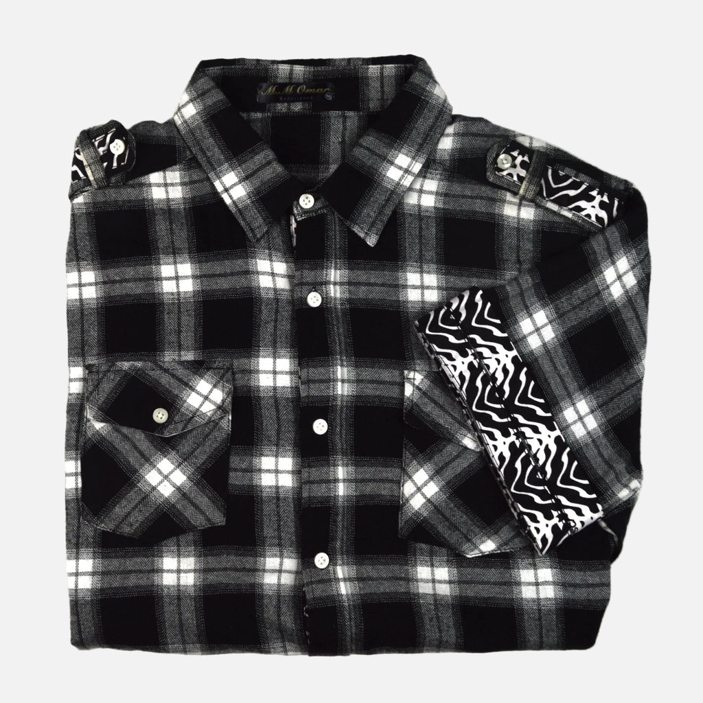 Afari Hemd – Detailaufnahme der Schulterklappe und Manschetteninnenseite mit Waxdruckmuster (Flatlay auf weißem Hintergrund)