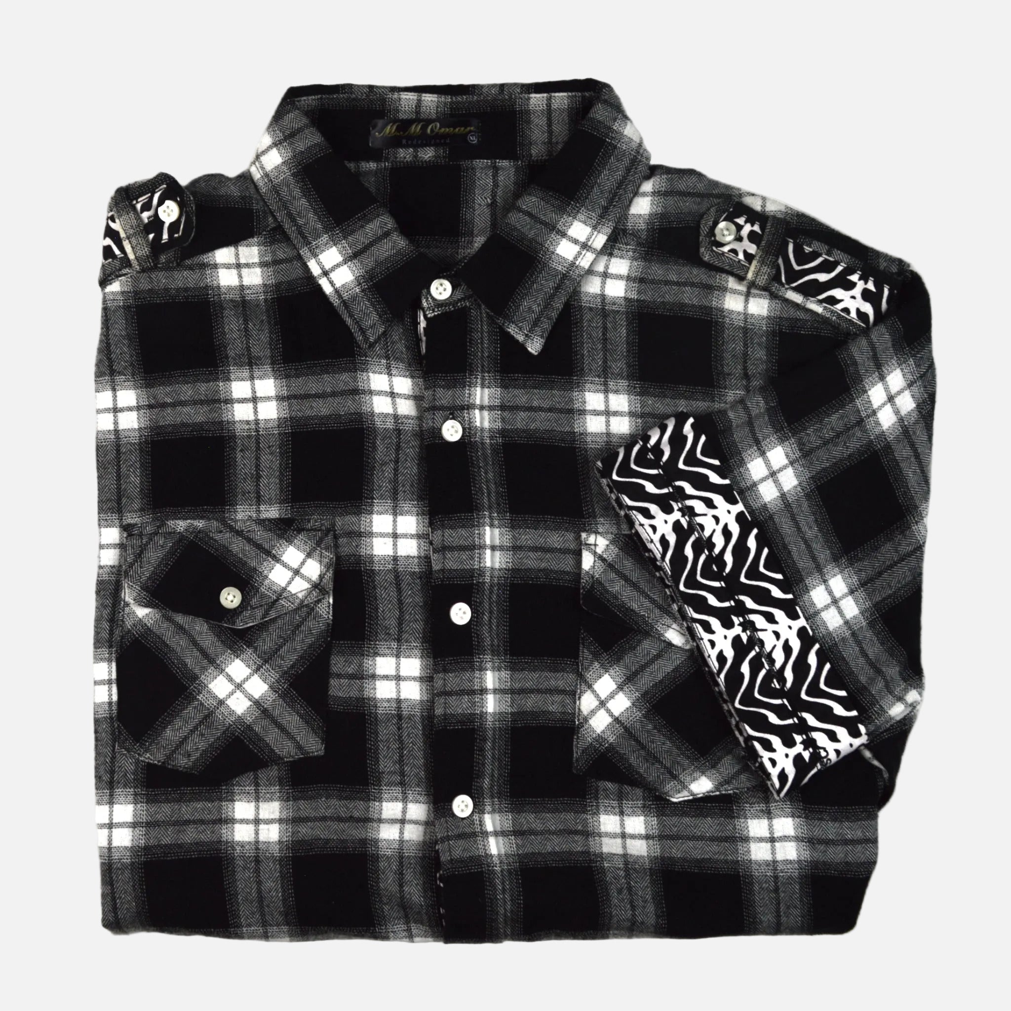 Afari Hemd – Detailaufnahme der Schulterklappe und Manschetteninnenseite mit Waxdruckmuster (Flatlay auf weißem Hintergrund)