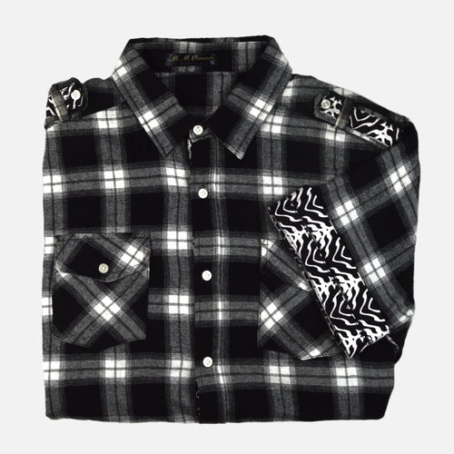 Afari Hemd – Detailaufnahme der Schulterklappe und Manschetteninnenseite mit Waxdruckmuster (Flatlay auf weißem Hintergrund)