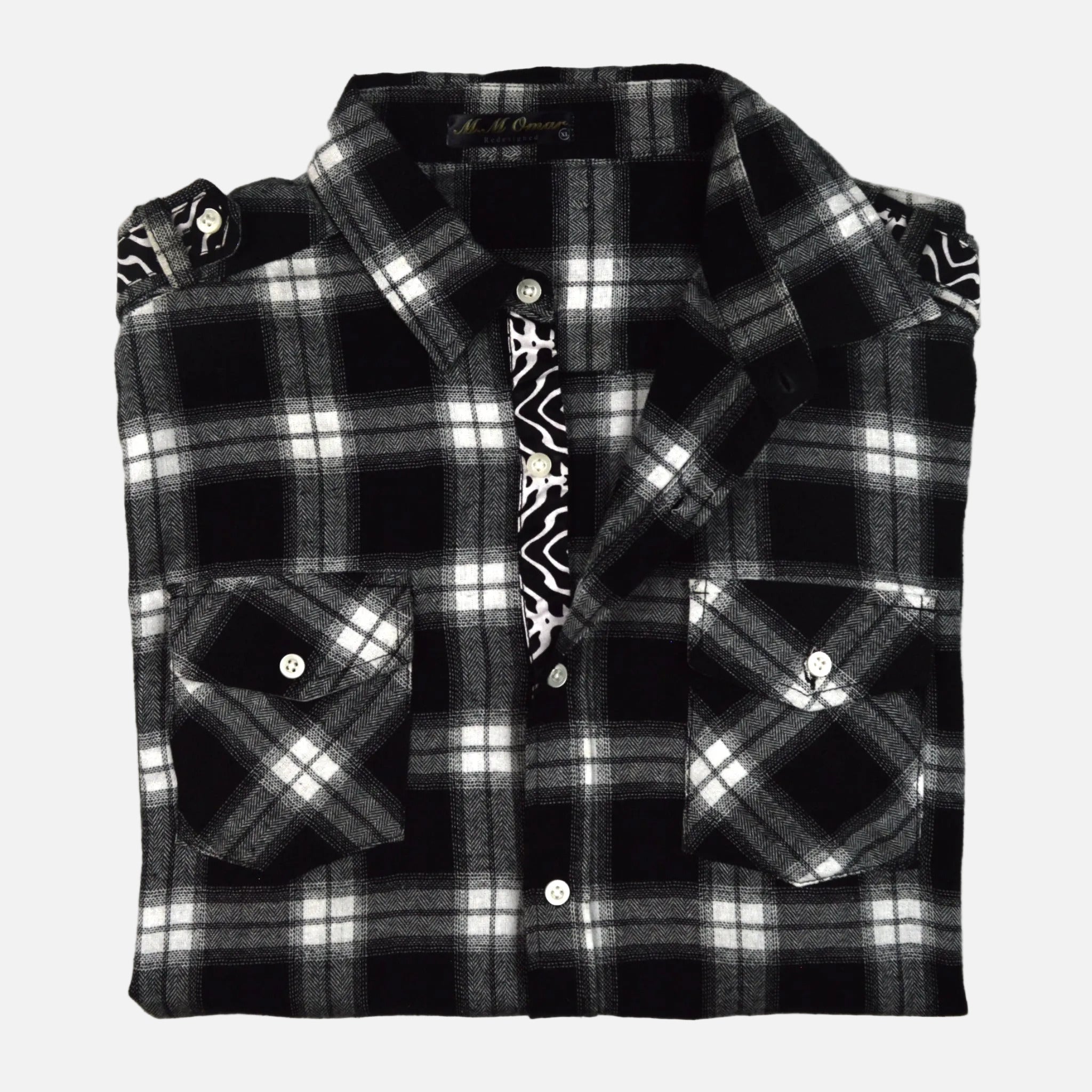 Afari Hemd – Detailaufnahme der Knopfleiste und Schulterklappe (Flatlay auf weißem Hintergrund)