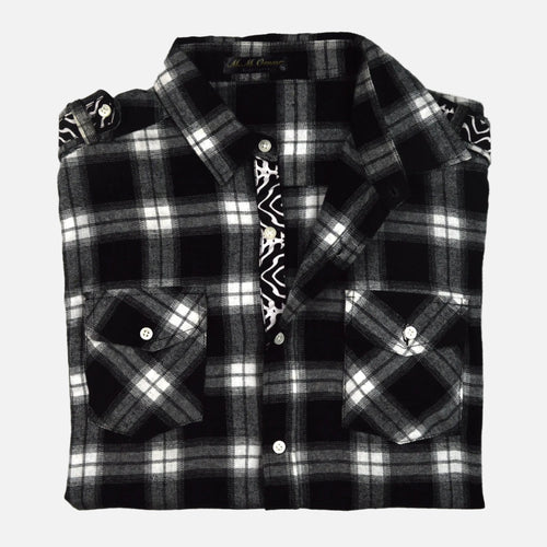 Afari Hemd – Detailaufnahme der Knopfleiste und Schulterklappe (Flatlay auf weißem Hintergrund)