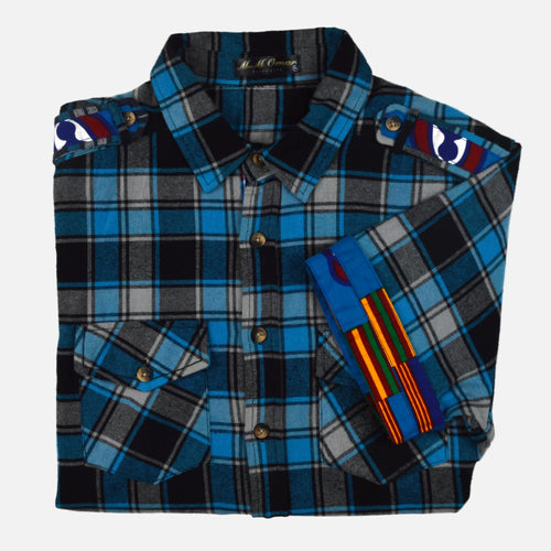 Afari Hemd – Detailaufnahme der Schulterklappe und Manschetteninnenseite mit Waxdruckmuster (Flatlay auf weißem Hintergrund)