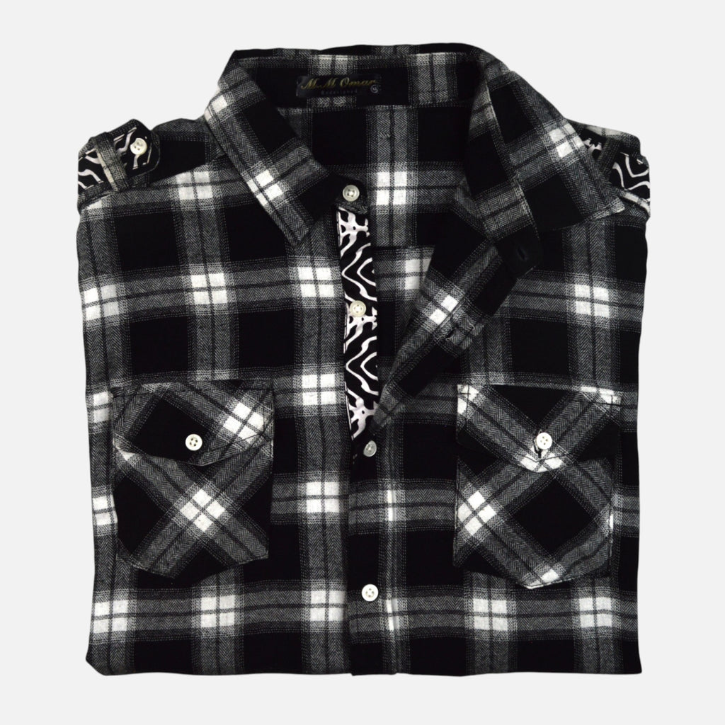 Afari Hemd – Detailaufnahme der Knopfleiste und Schulterklappe (Flatlay auf weißem Hintergrund)