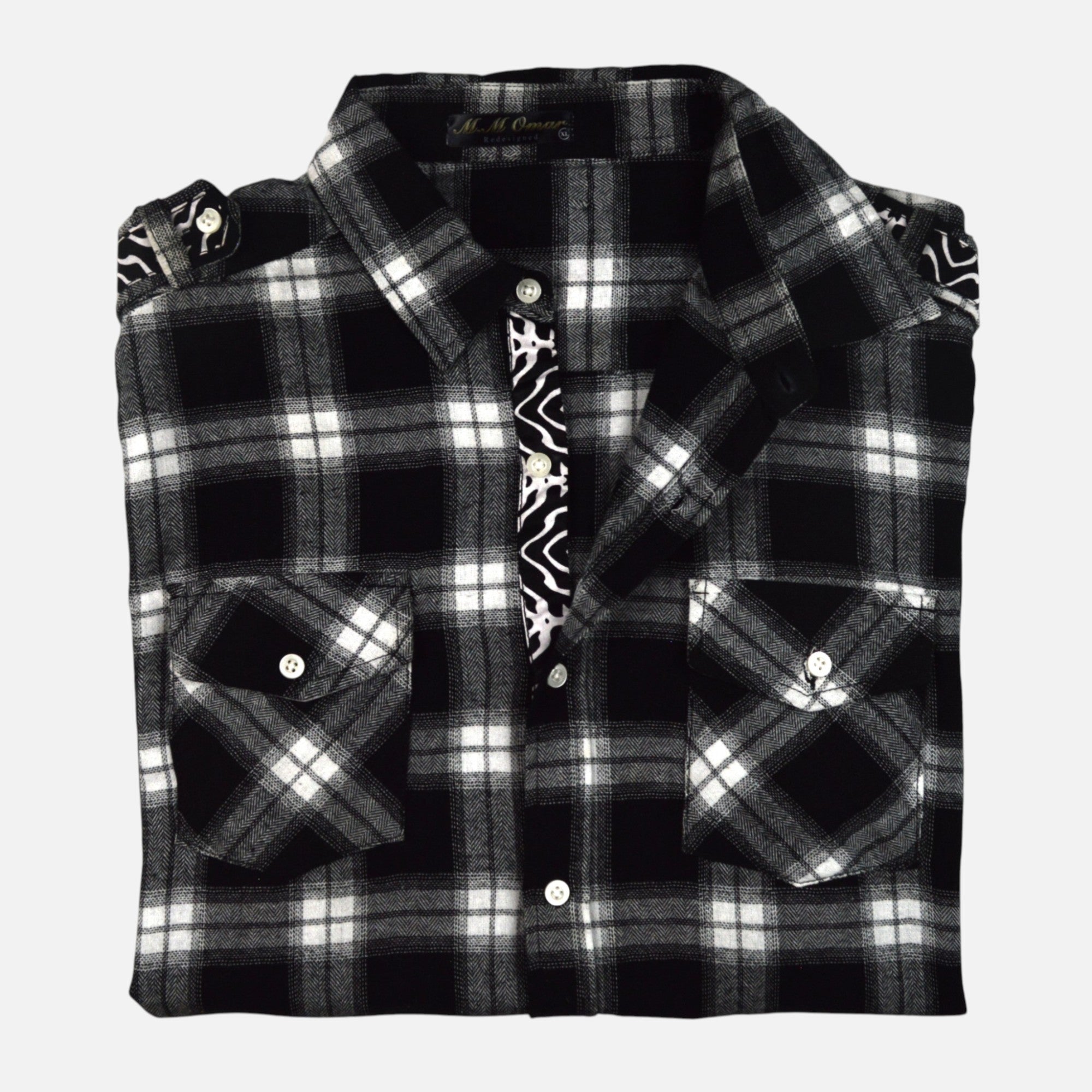 Afari Hemd – Detailaufnahme der Knopfleiste und Schulterklappe (Flatlay auf weißem Hintergrund)