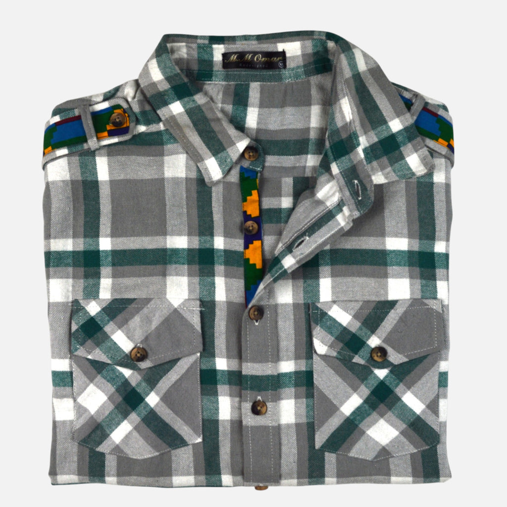 Afari Hemd – Detailaufnahme der Knopfleiste und Schulterklappe (Flatlay auf weißem Hintergrund)
