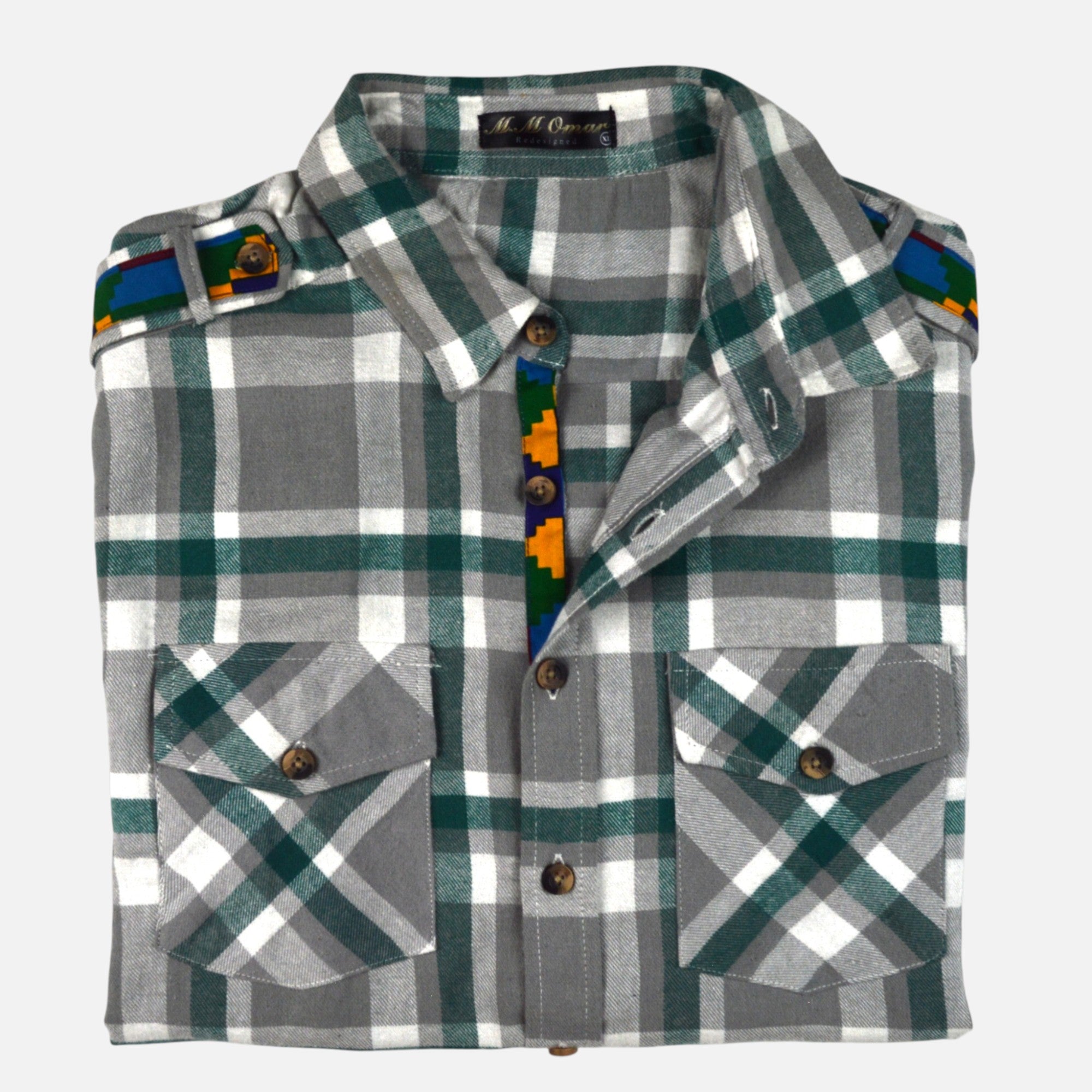 Afari Hemd – Detailaufnahme der Knopfleiste und Schulterklappe (Flatlay auf weißem Hintergrund)
