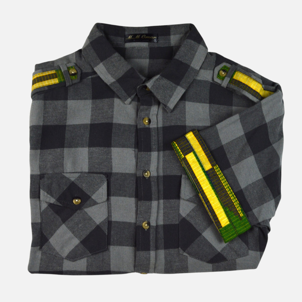 Afari Hemd – Detailaufnahme der Schulterklappe und Manschetteninnenseite mit Waxdruckmuster (Flatlay auf weißem Hintergrund)