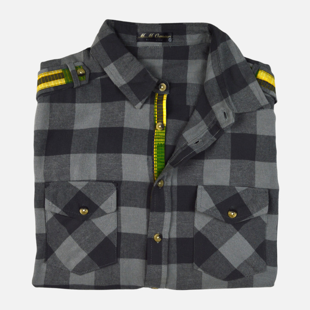 Afari Hemd – Detailaufnahme der Knopfleiste und Schulterklappe (Flatlay auf weißem Hintergrund)