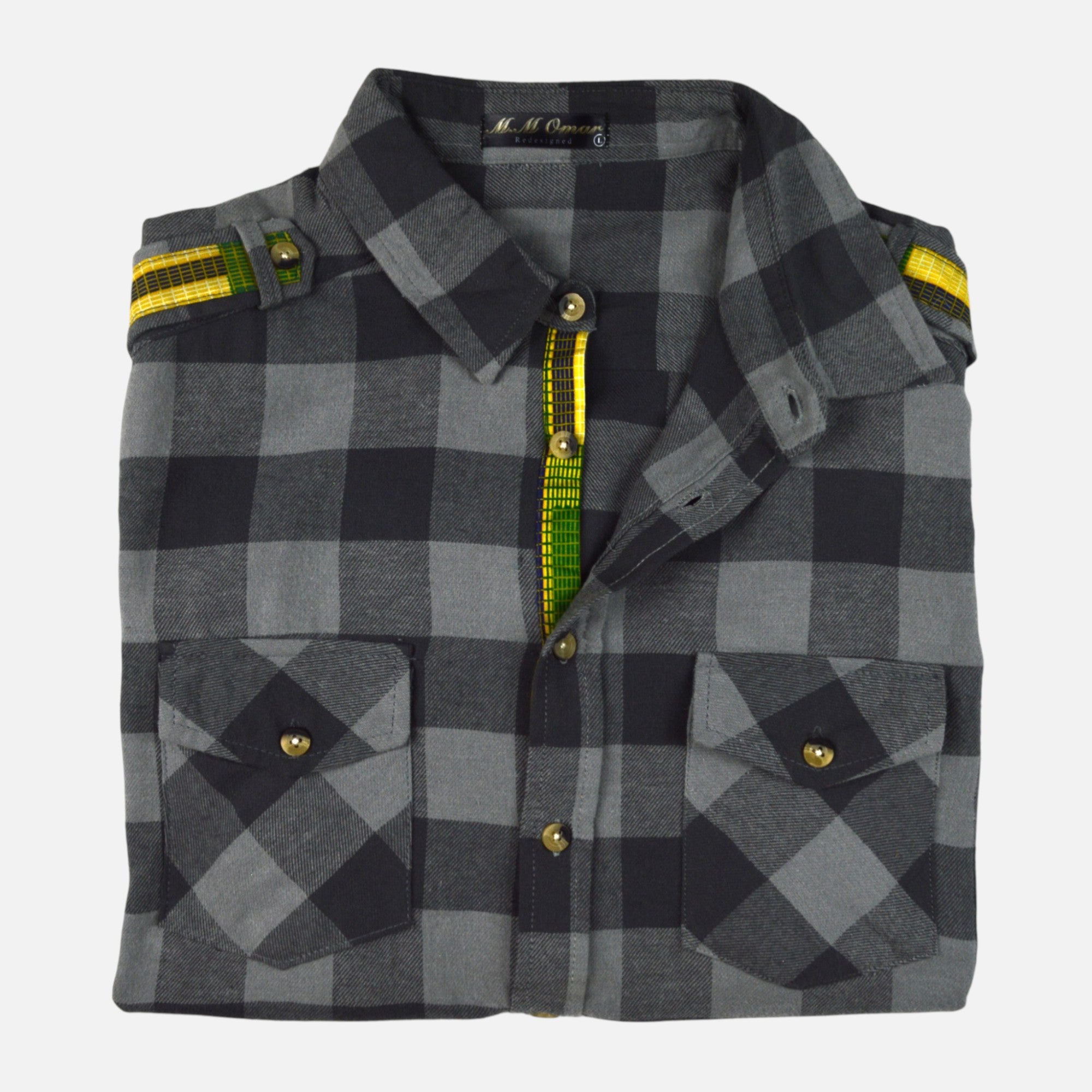 Afari Hemd – Detailaufnahme der Knopfleiste und Schulterklappe (Flatlay auf weißem Hintergrund)