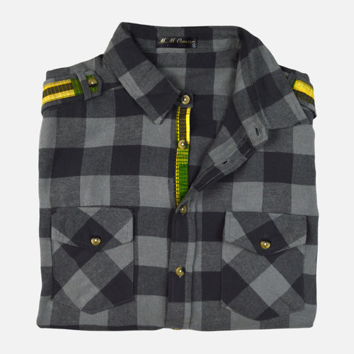 Afari Hemd – Detailaufnahme der Knopfleiste und Schulterklappe (Flatlay auf weißem Hintergrund)