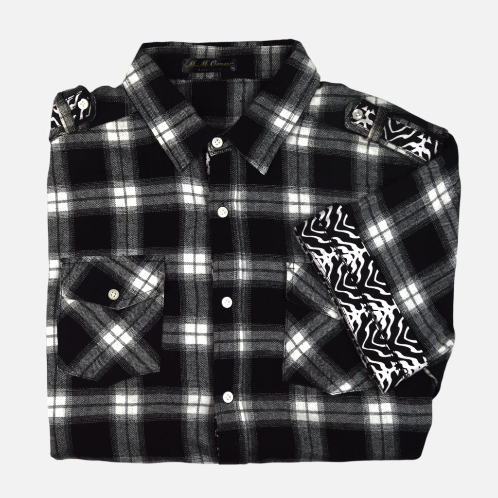 Afari Hemd – Detailaufnahme der Schulterklappe und Manschetteninnenseite mit Waxdruckmuster (Flatlay auf weißem Hintergrund)