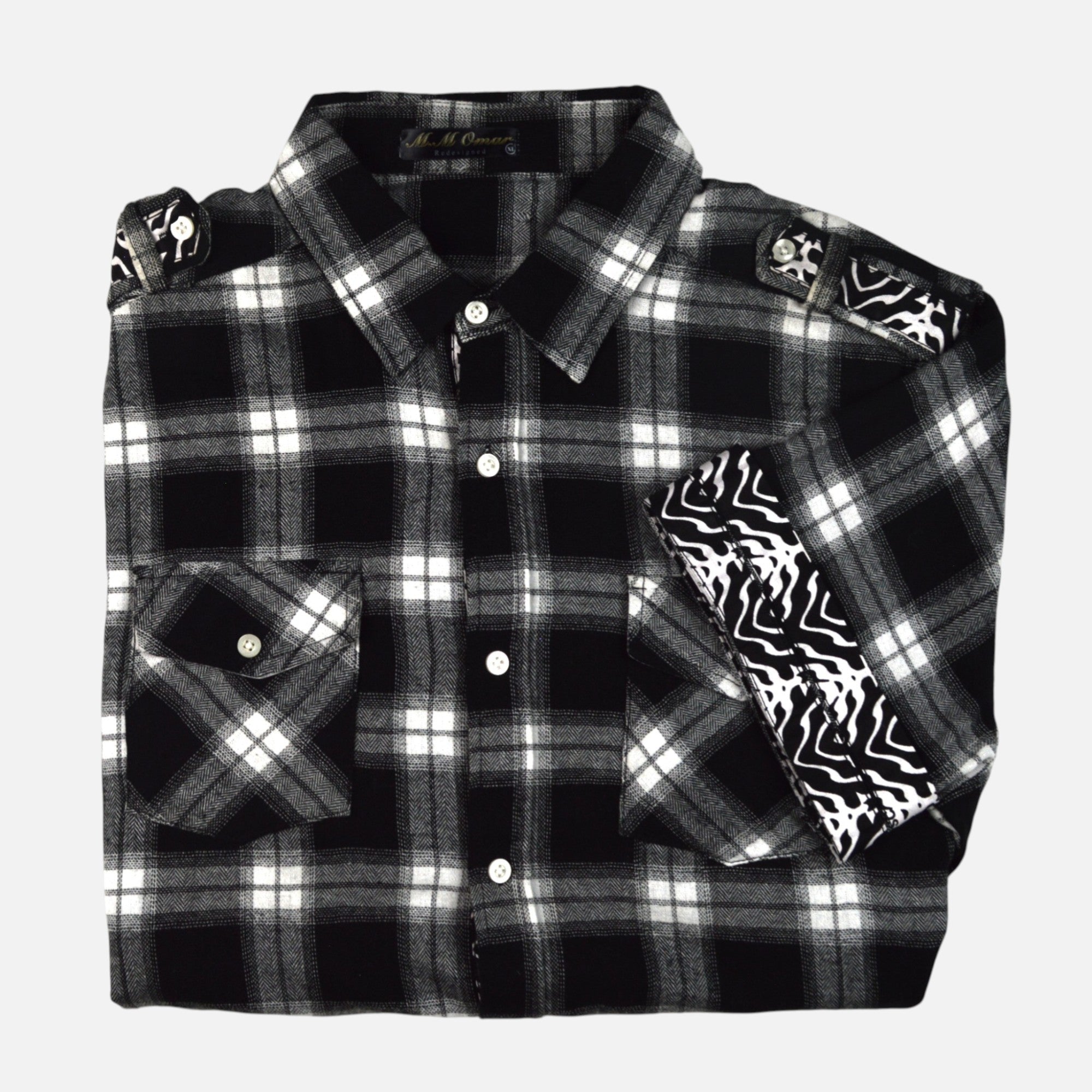 Afari Hemd – Detailaufnahme der Schulterklappe und Manschetteninnenseite mit Waxdruckmuster (Flatlay auf weißem Hintergrund)