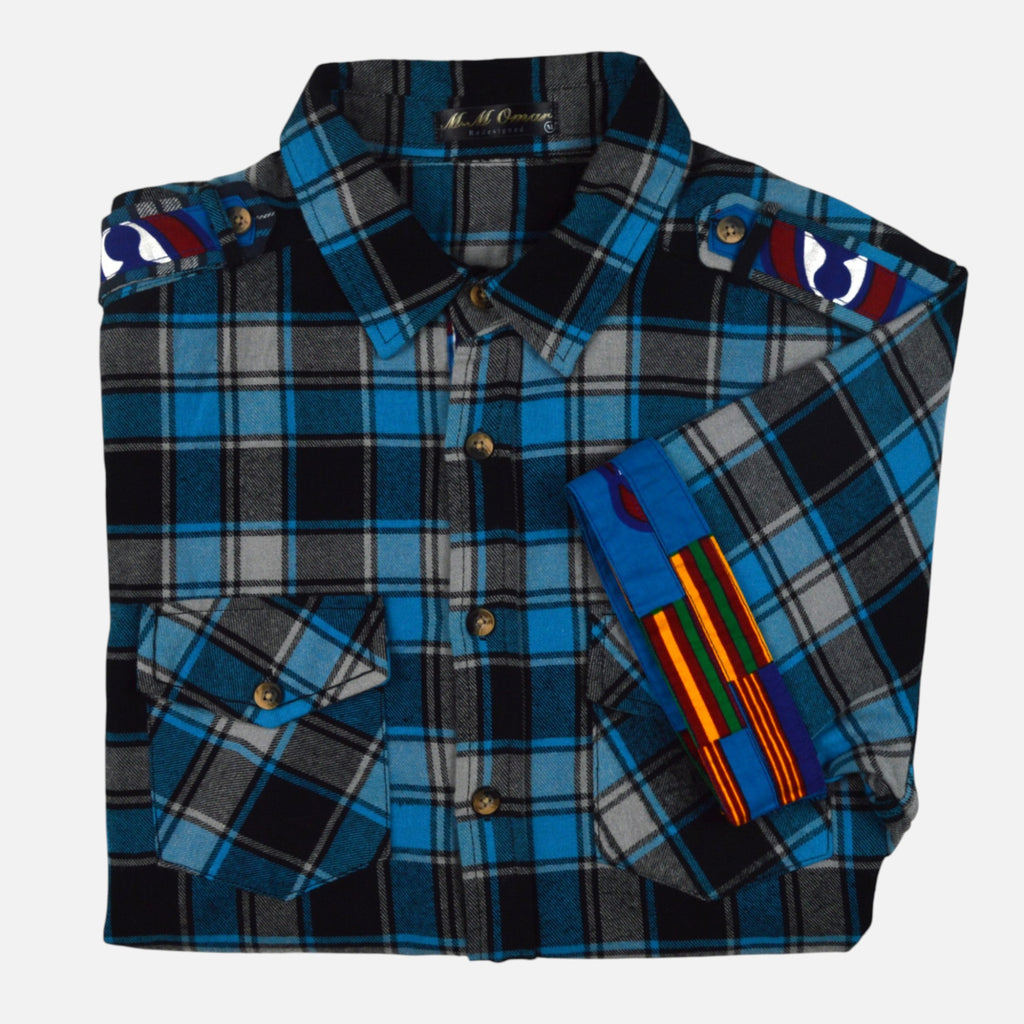 Afari Hemd – Detailaufnahme der Schulterklappe und Manschetteninnenseite mit Waxdruckmuster (Flatlay auf weißem Hintergrund)