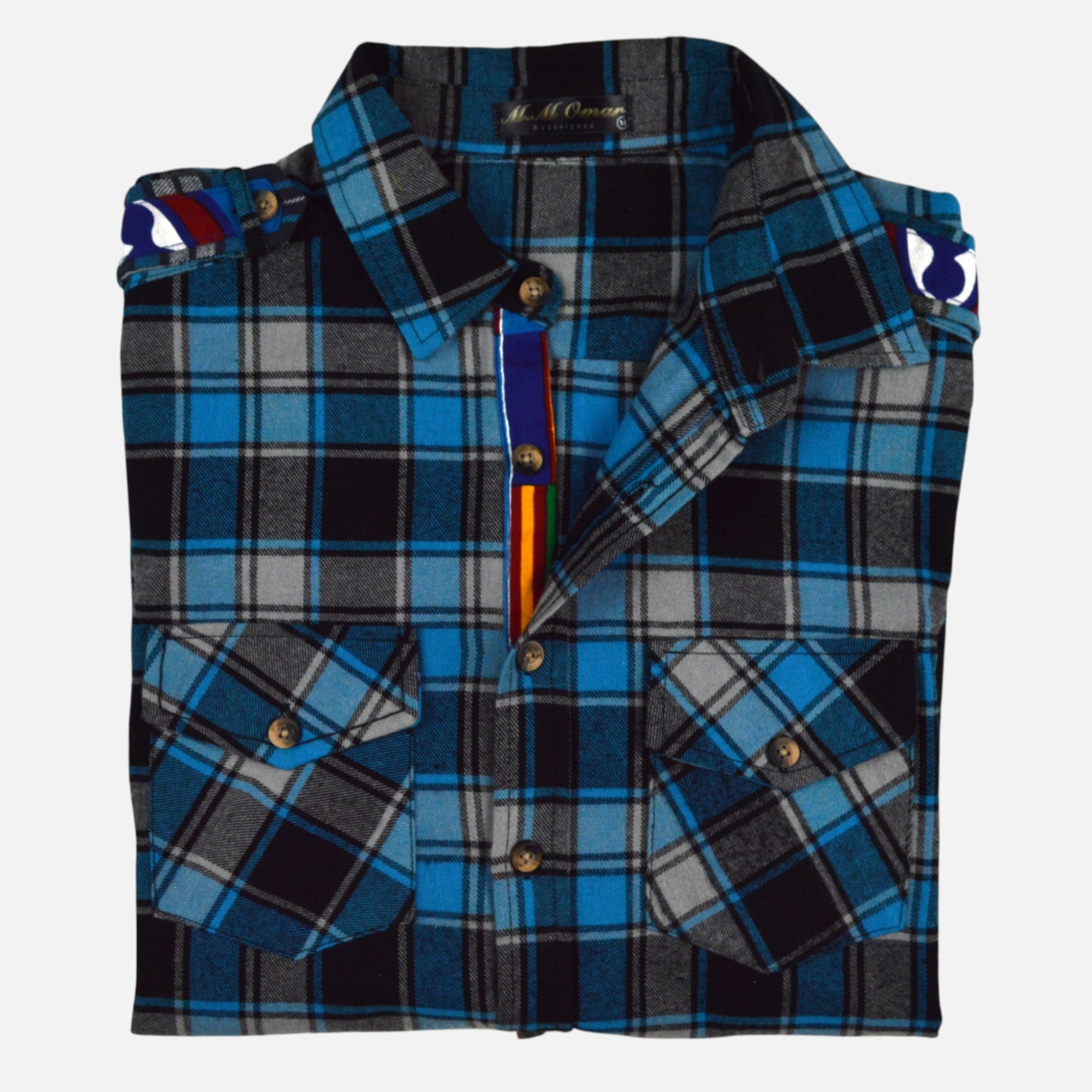 Afari Hemd – Detailaufnahme der Knopfleiste und Schulterklappe (Flatlay auf weißem Hintergrund)