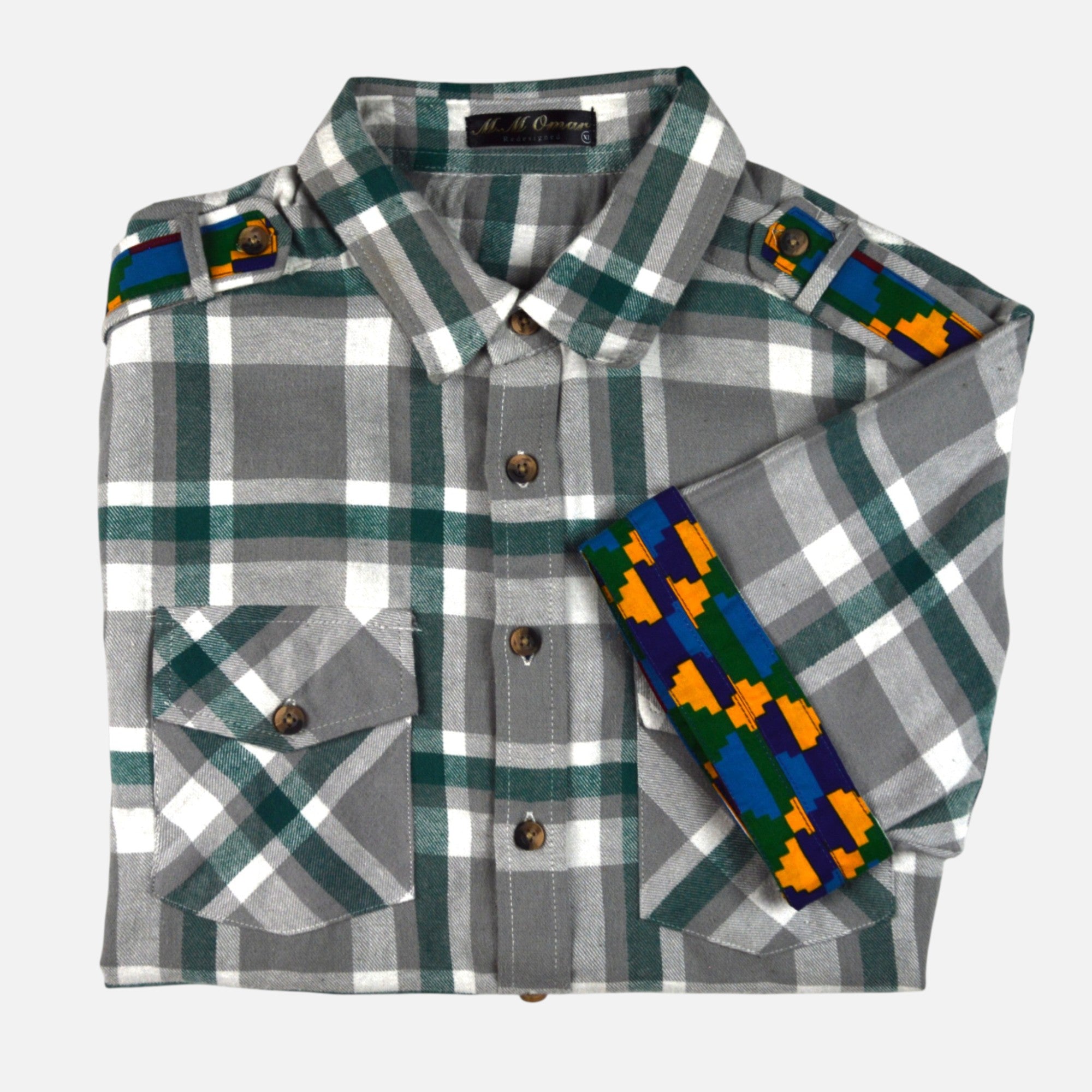 Afari Hemd – Detailaufnahme der Schulterklappe und Manschetteninnenseite mit Waxdruckmuster (Flatlay auf weißem Hintergrund)