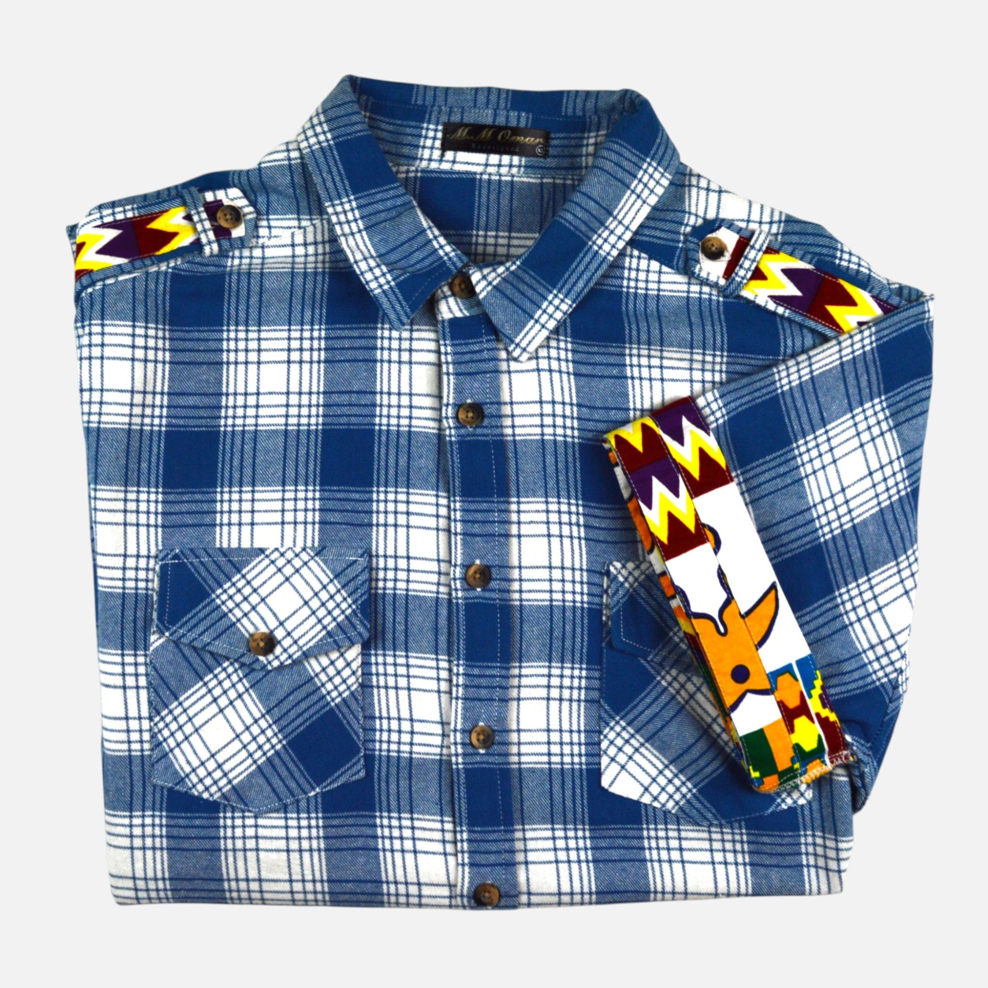 Afari Hemd – Detailaufnahme der Schulterklappe und Manschetteninnenseite mit Waxdruckmuster (Flatlay auf weißem Hintergrund)