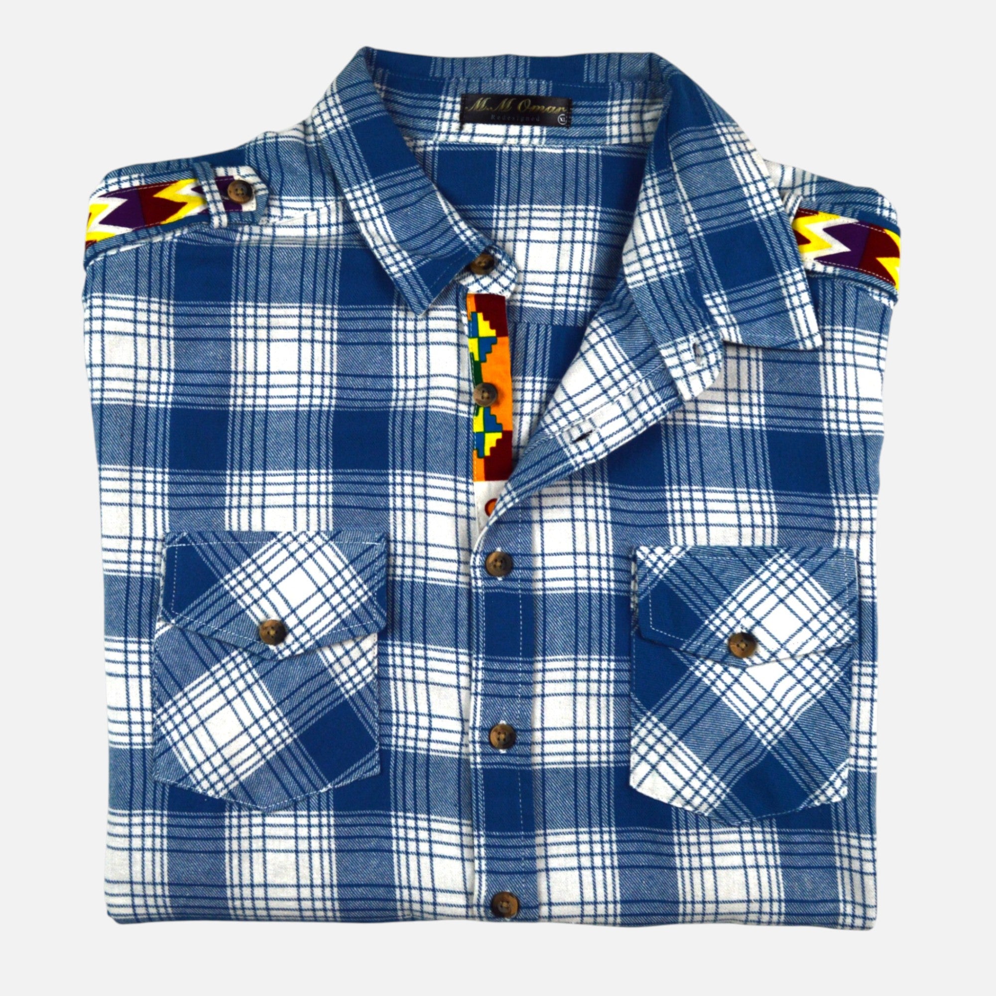 Afari Hemd – Detailaufnahme der Knopfleiste und Schulterklappe (Flatlay auf weißem Hintergrund)