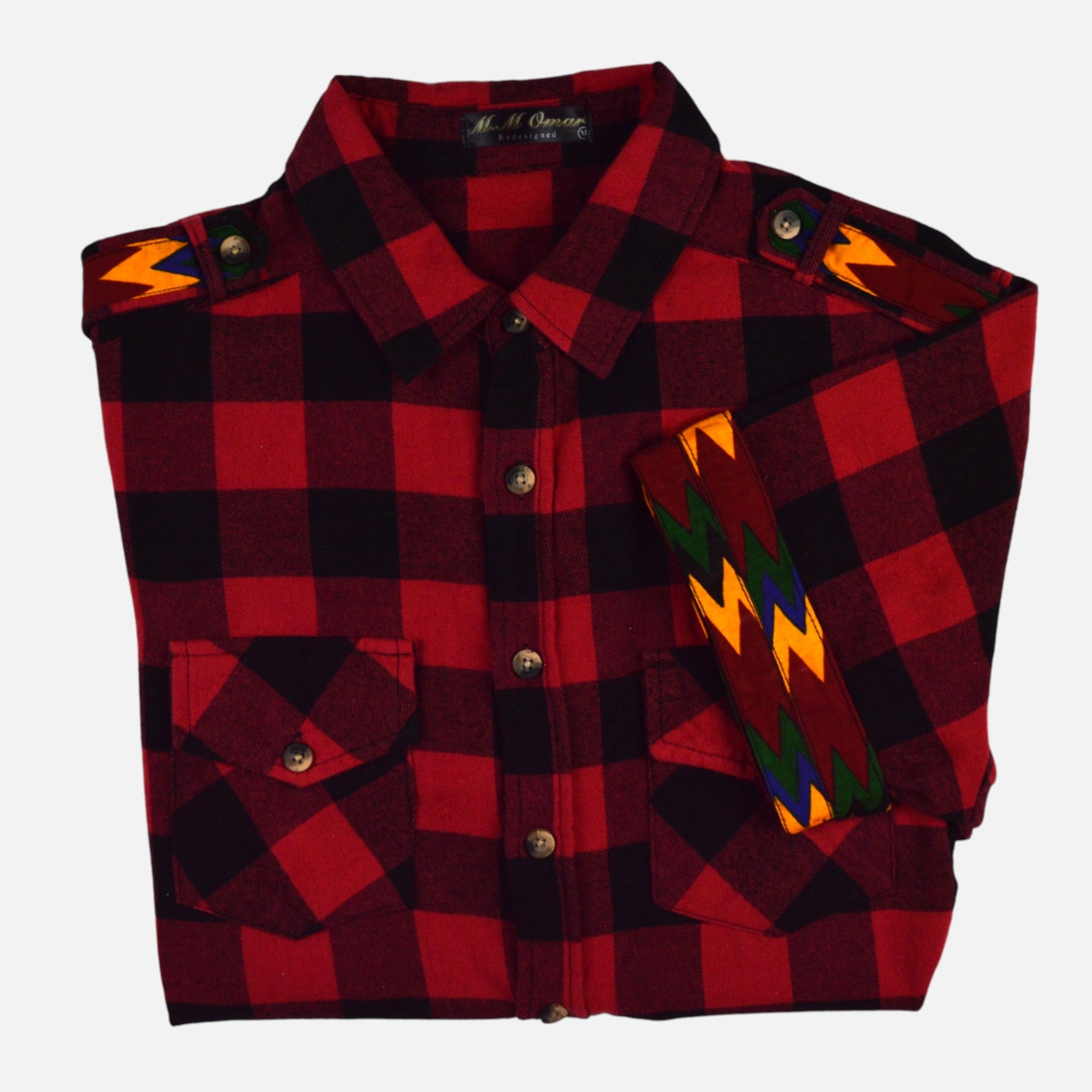 Afari Hemd – Detailaufnahme der Schulterklappe und Manschetteninnenseite mit Waxdruckmuster (Flatlay auf weißem Hintergrund)