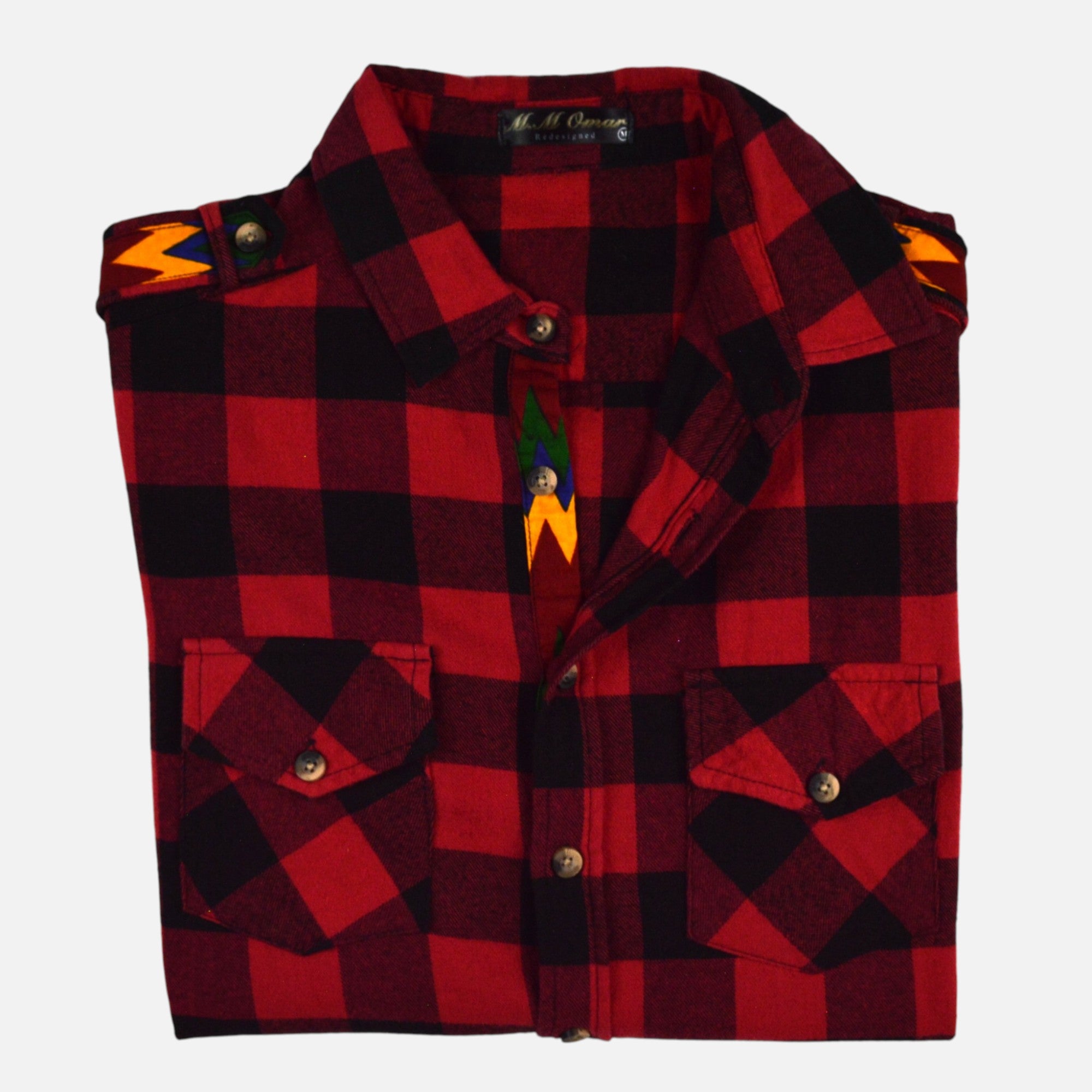 Afari Hemd – Detailaufnahme der Knopfleiste und Schulterklappe (Flatlay auf weißem Hintergrund)