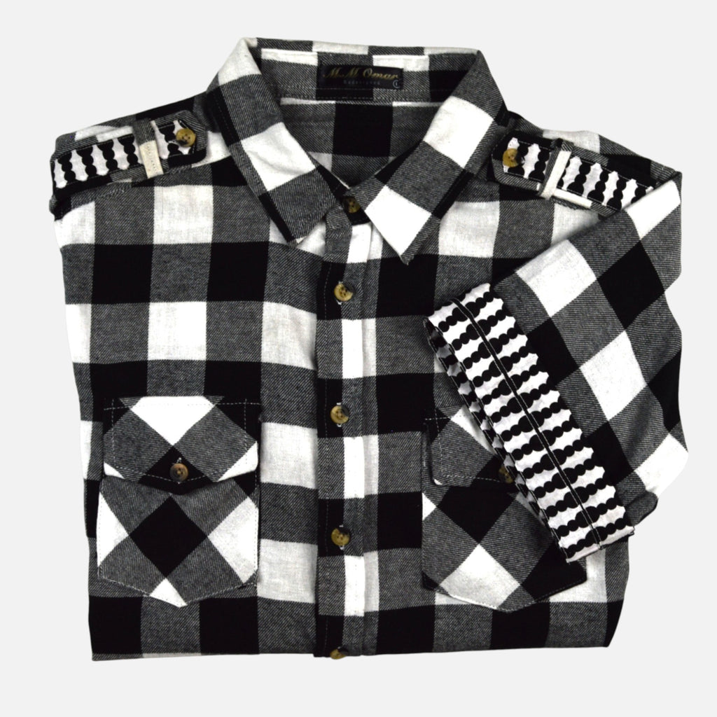 Afari Hemd – Detailaufnahme der Schulterklappe und Manschetteninnenseite mit Waxdruckmuster (Flatlay auf weißem Hintergrund)