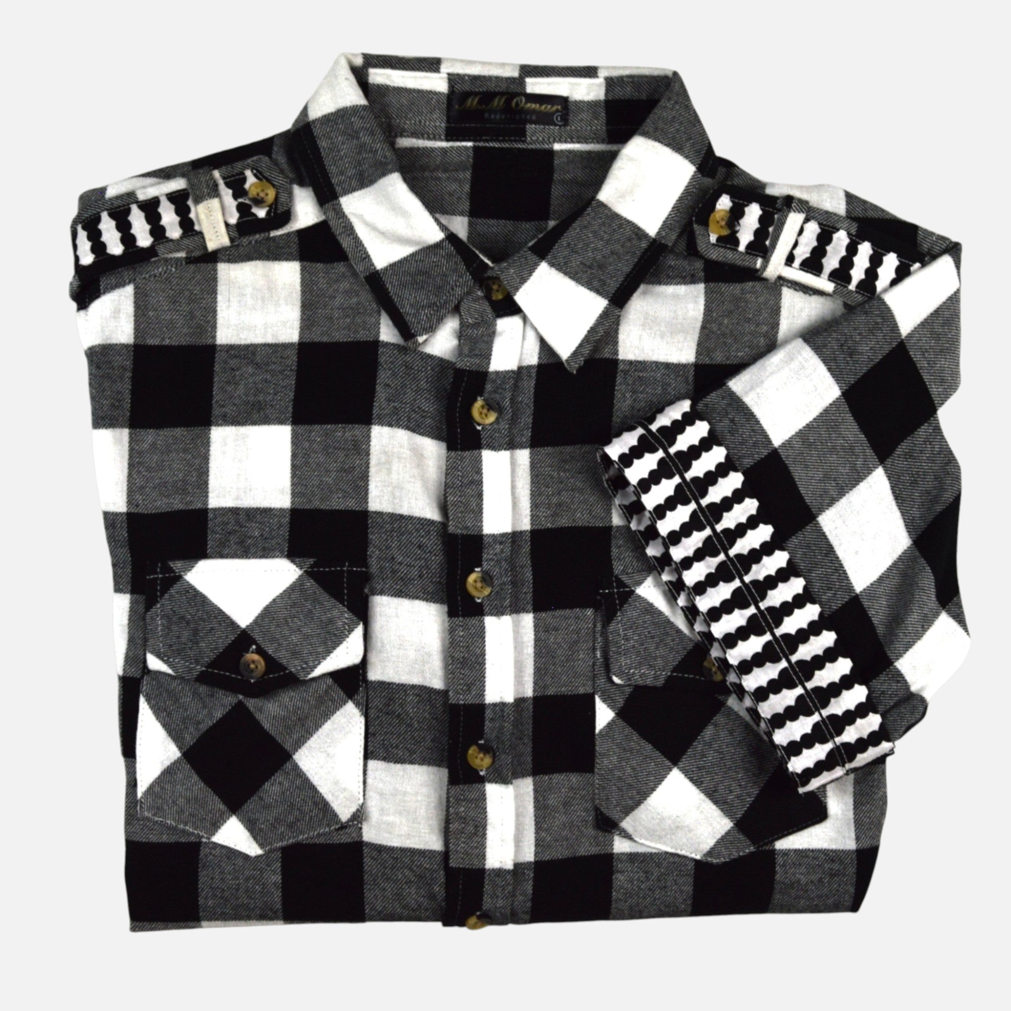 Afari Hemd – Detailaufnahme der Schulterklappe und Manschetteninnenseite mit Waxdruckmuster (Flatlay auf weißem Hintergrund)